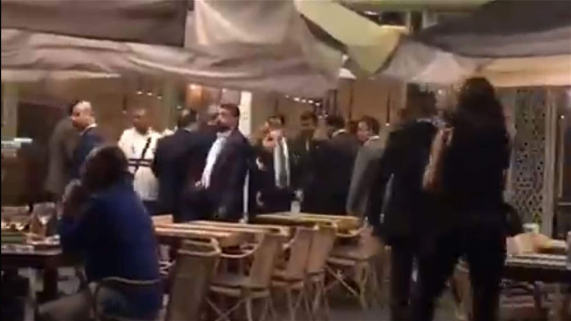 محتجون توجهوا الى احد المطاعم في الزيتونة باي حيث يتواجد وزير الطاقة والوفد العراقي (فيديو)