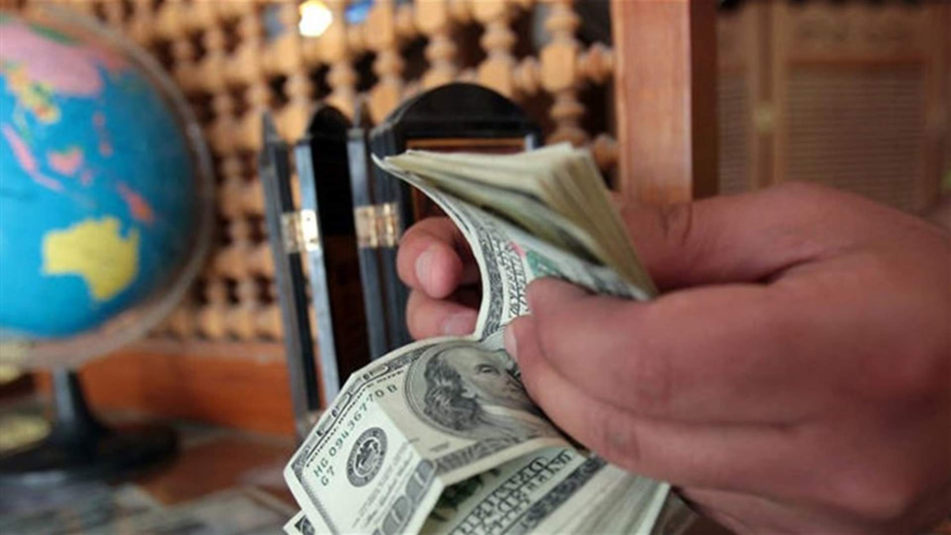 الدولار يتراجع في السوق السوداء: "تصحيح تلقائي" أم خشية الصرّافين من المصارف؟ (الأخبار)