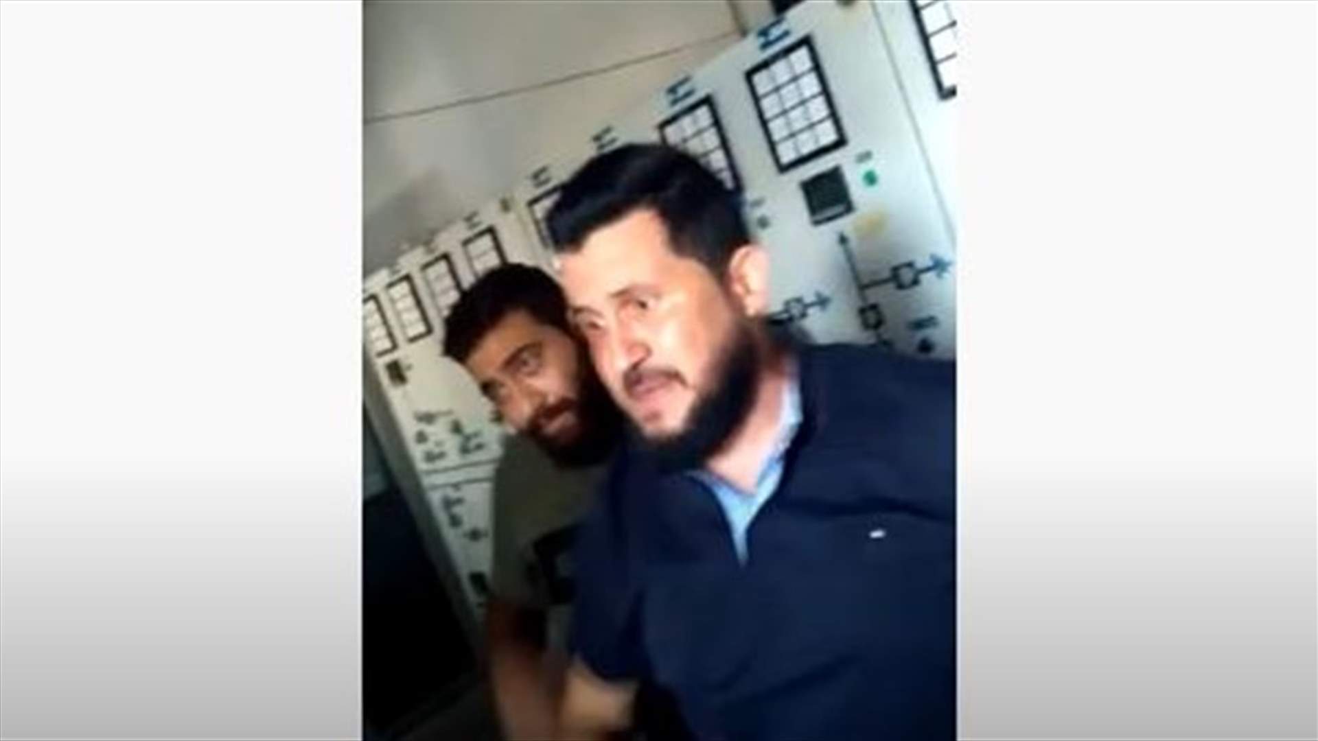 عدد من أهالي الناعمة يحتجون داخل محطة إنتاج الكهرباء... "ما تخنقونا" (فيديو)