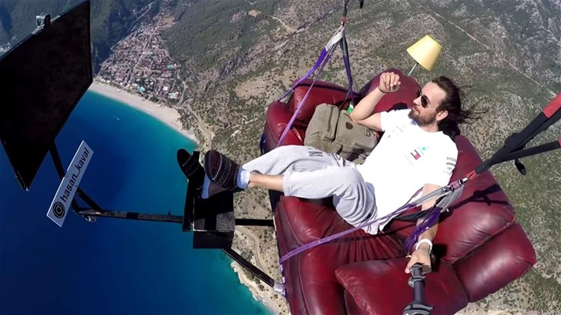مظلي تركي يطير بأريكته ويشاهد التلفزيون على ارتفاع 1700 متر (فيديو)