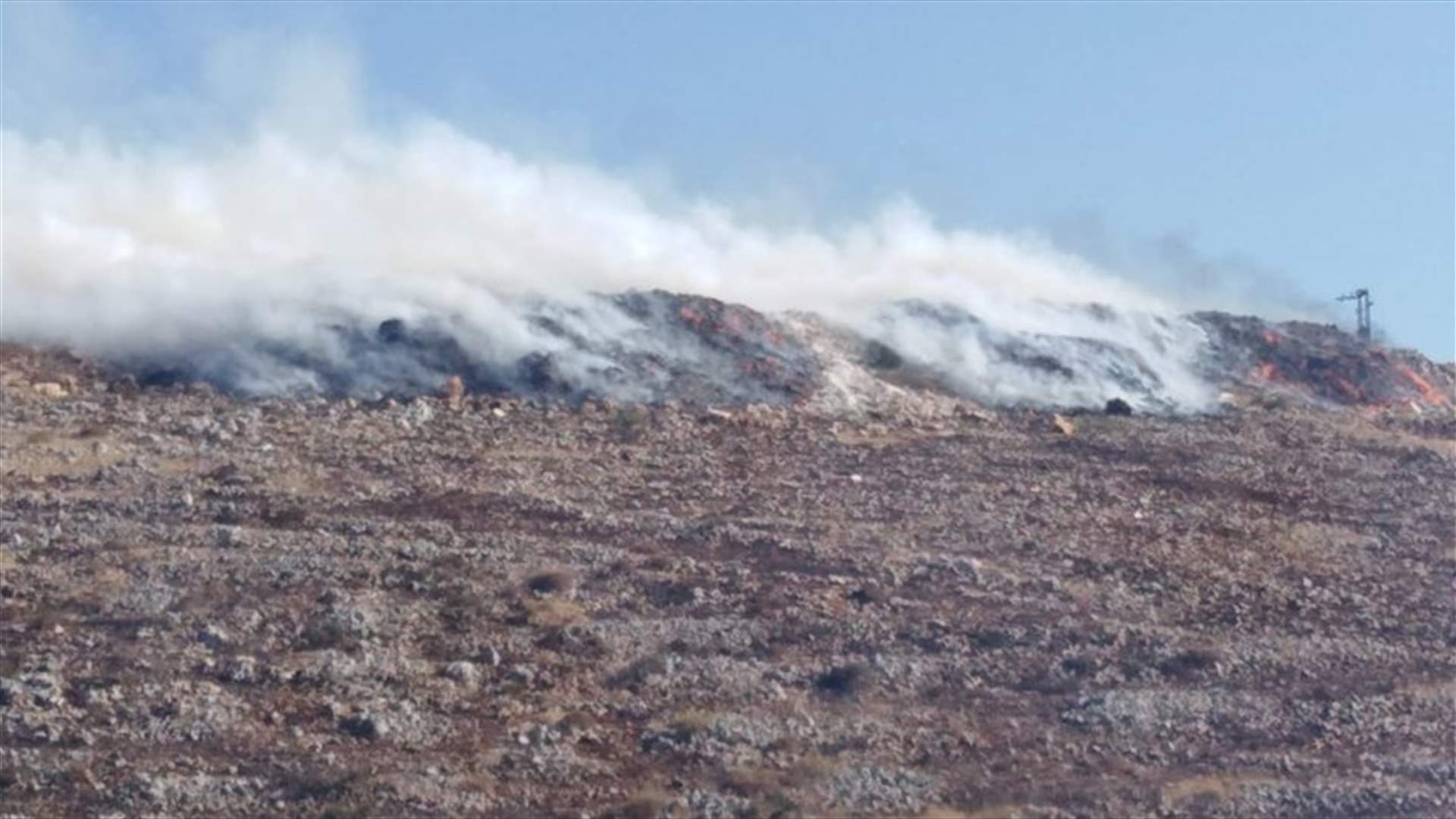 حريق نفايات في ميس الجبل يصيب رجال إطفاء بأعراض تسمم