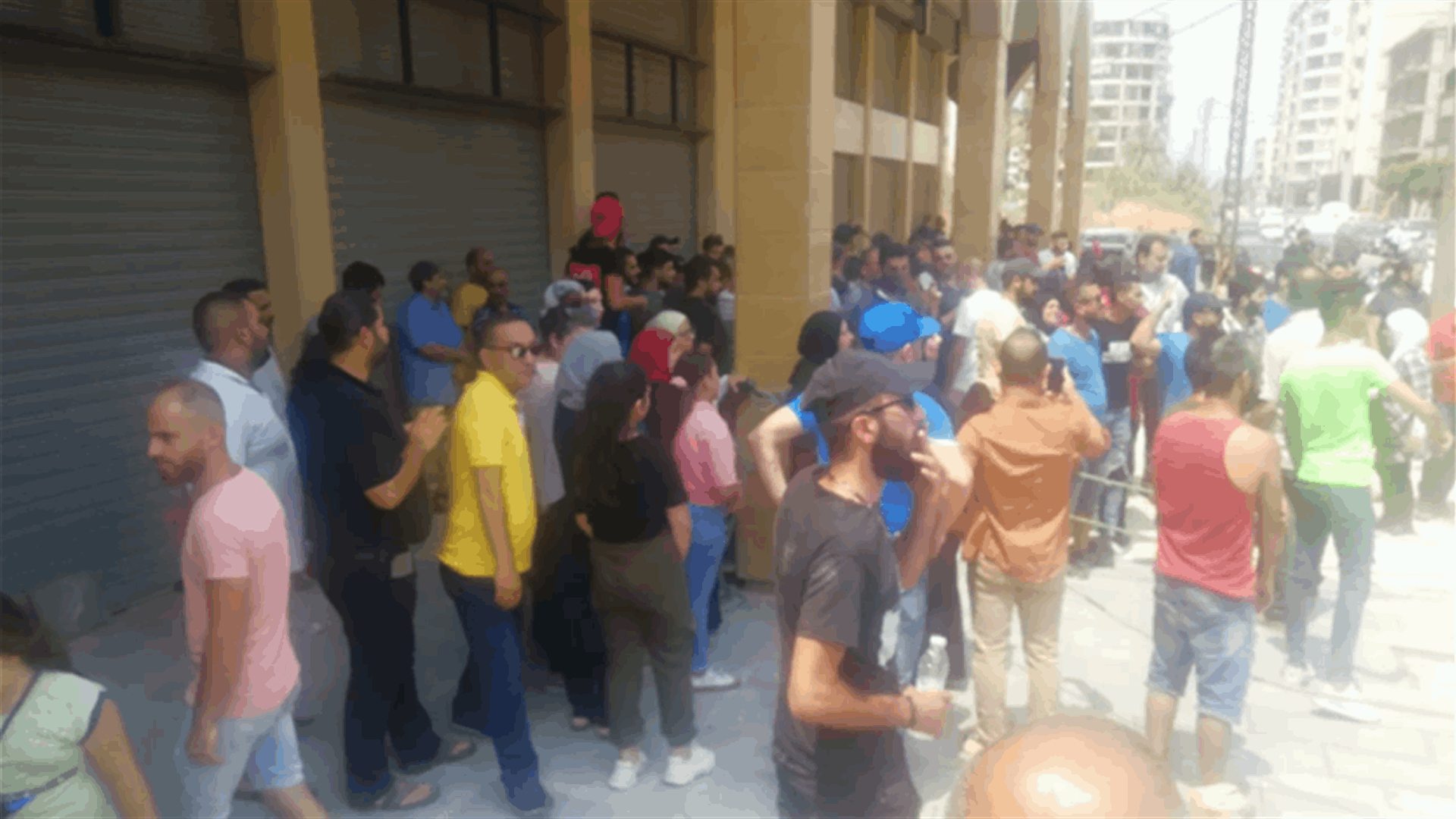 اعتصام أمام مدخل قصر عدل طرابلس ومطالبة بإطلاق الناشط ربيع الزين