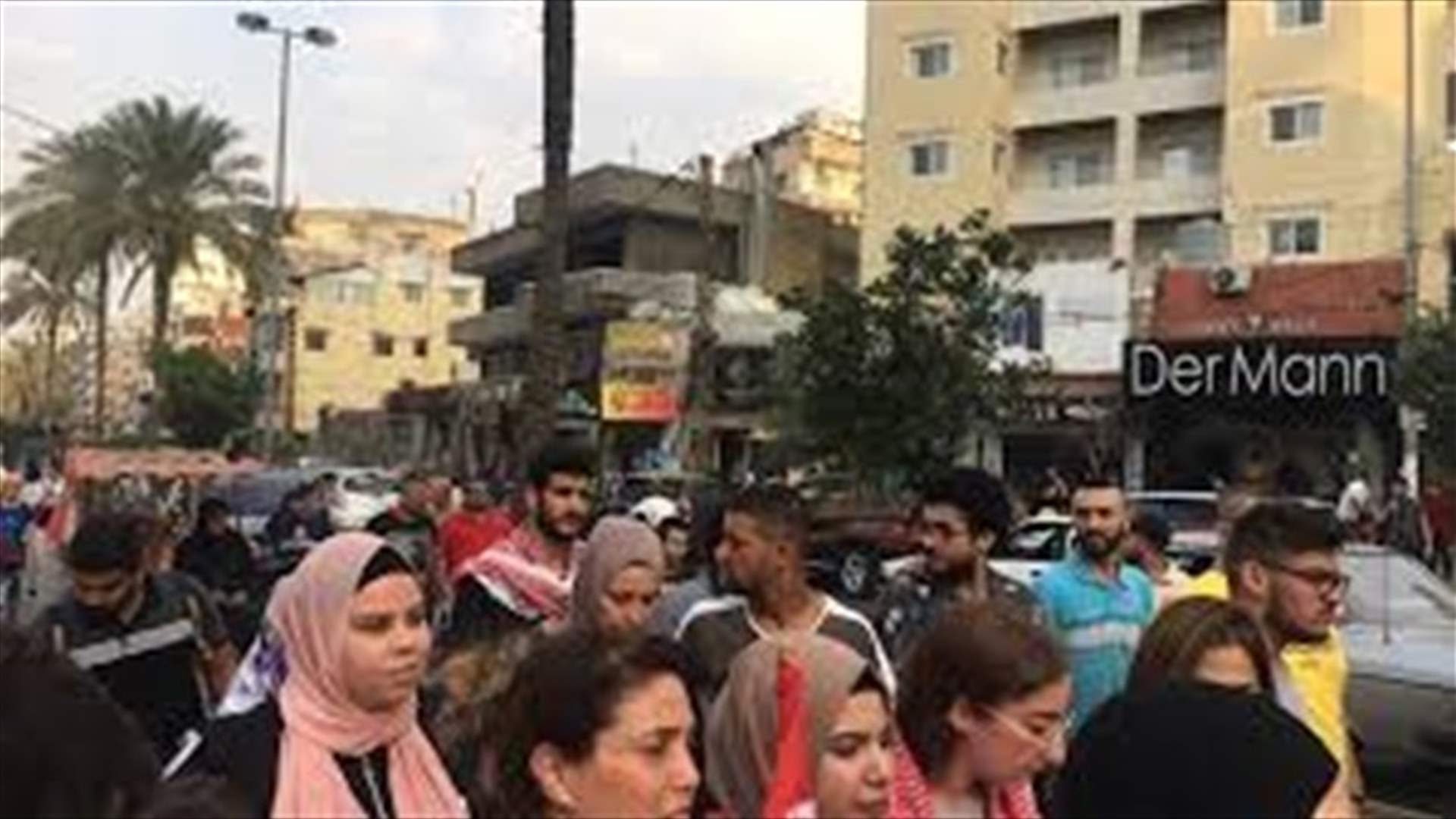 مسيرة راجلة لابناء الميناء ندد المشاركون فيها بالغلاء وانقطاع الكهرباء