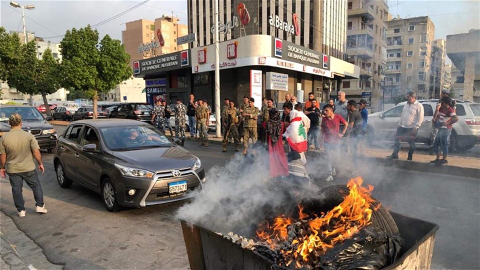 محتجون امام كهرباء صيدا قطعوا الطريق لبعض الوقت