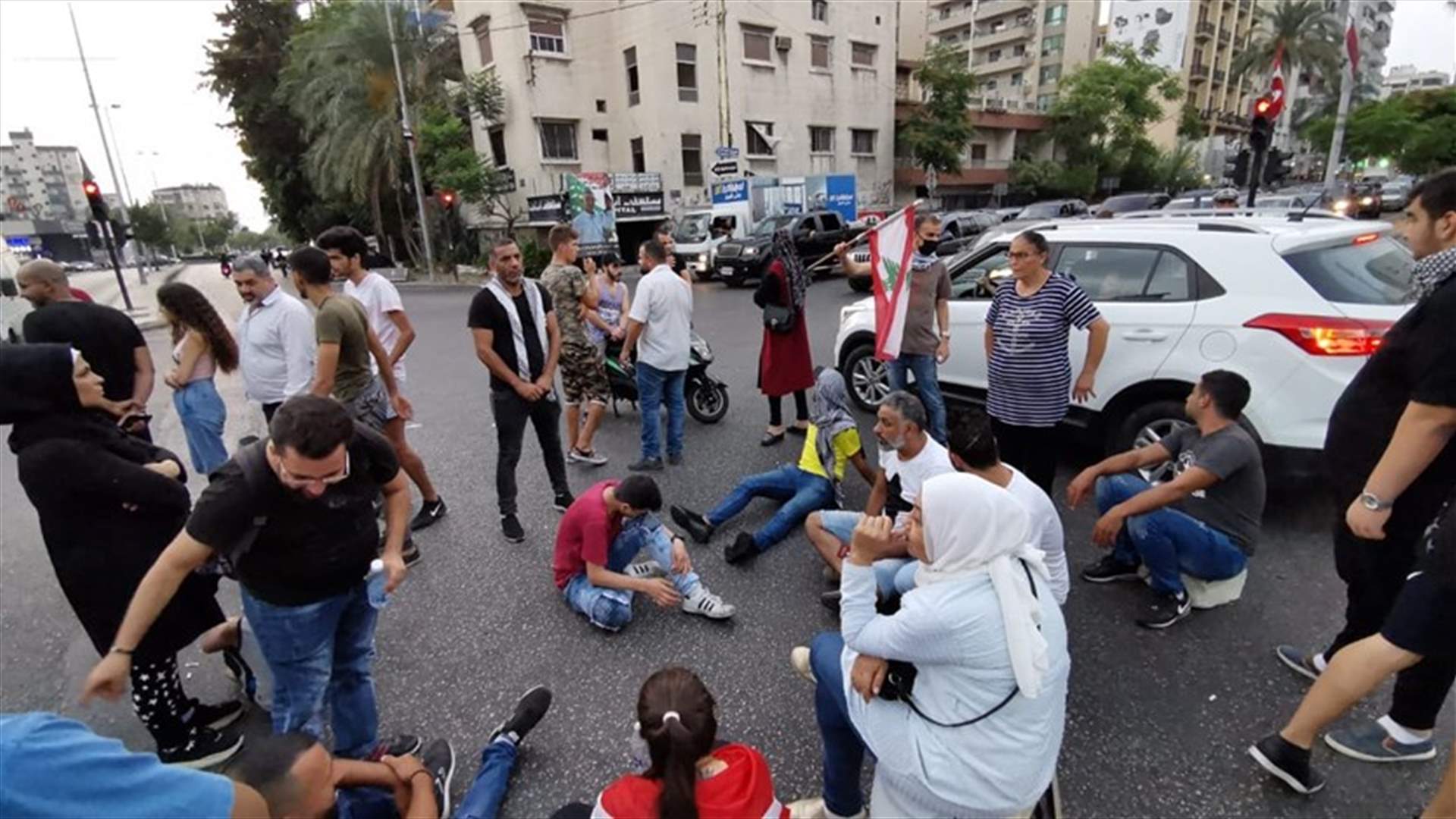 مواطنون افترشوا الطريق في ساحة ايليا احتجاجًا على تردي الاوضاع المعيشية