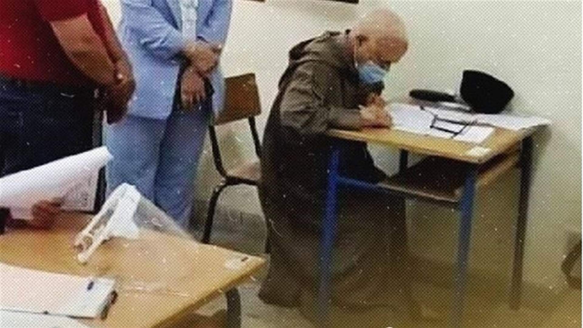 في الـ79 من عمره... مغربي يجتاز امتحان "البكالوريا" رغم كورونا (صورة)