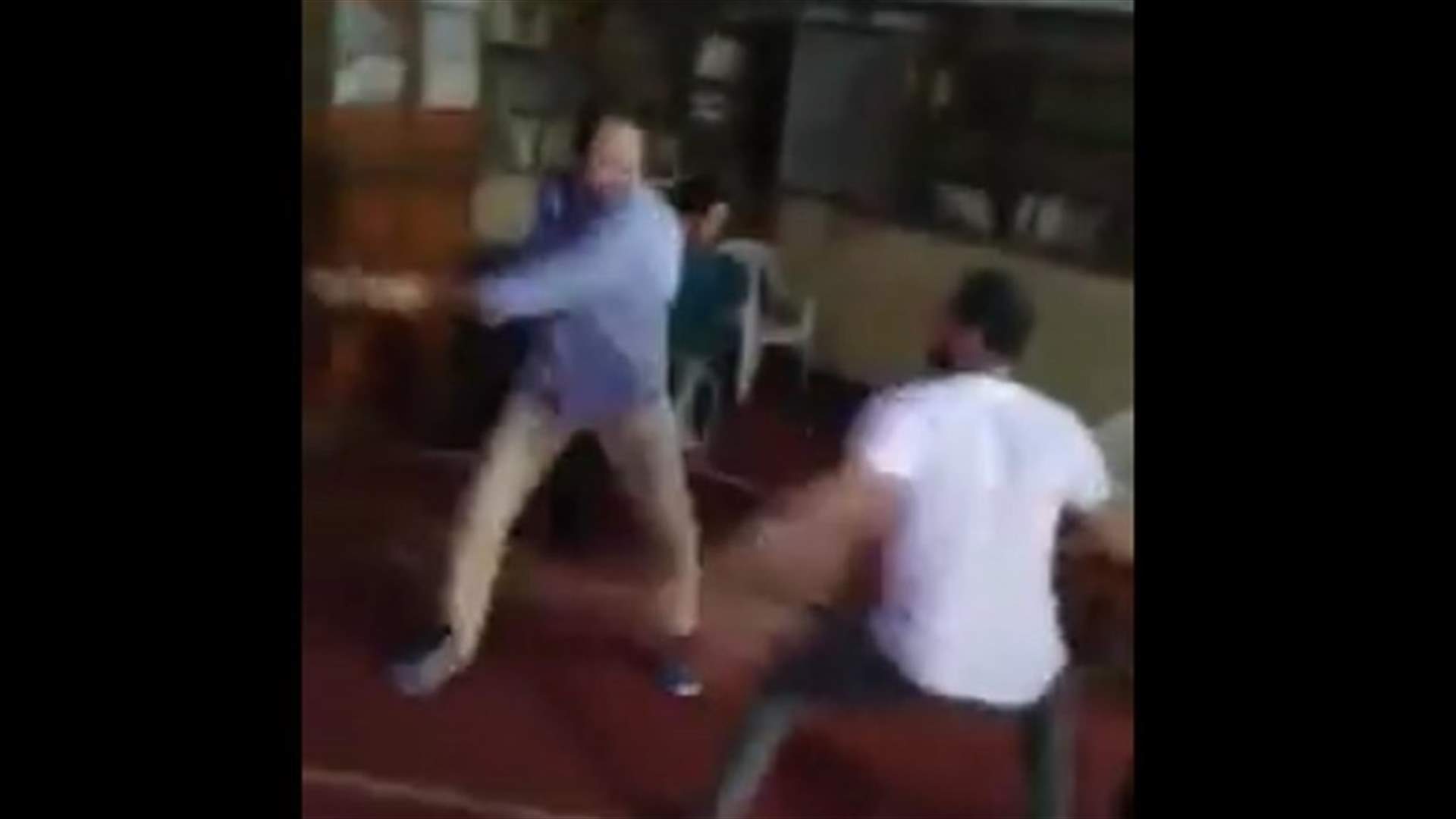 في مصر... رجلٌ يقتحم مسجداً ويطرد المصلّين لسببٍ غريب (فيديو)