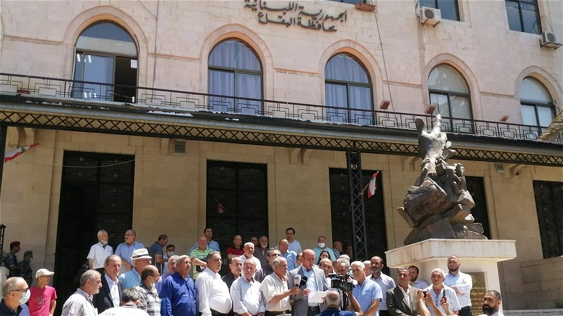 وقفة لمخاتير البقاعين الاوسط والغربي أمام سرايا زحلة احتجاجا على الأوضاع الاقتصادية