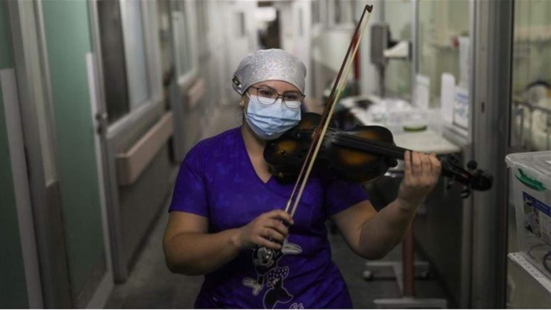 بعد انتهاء نوبتها... ممرضة تعزف الكمان لمصابي كورونا
