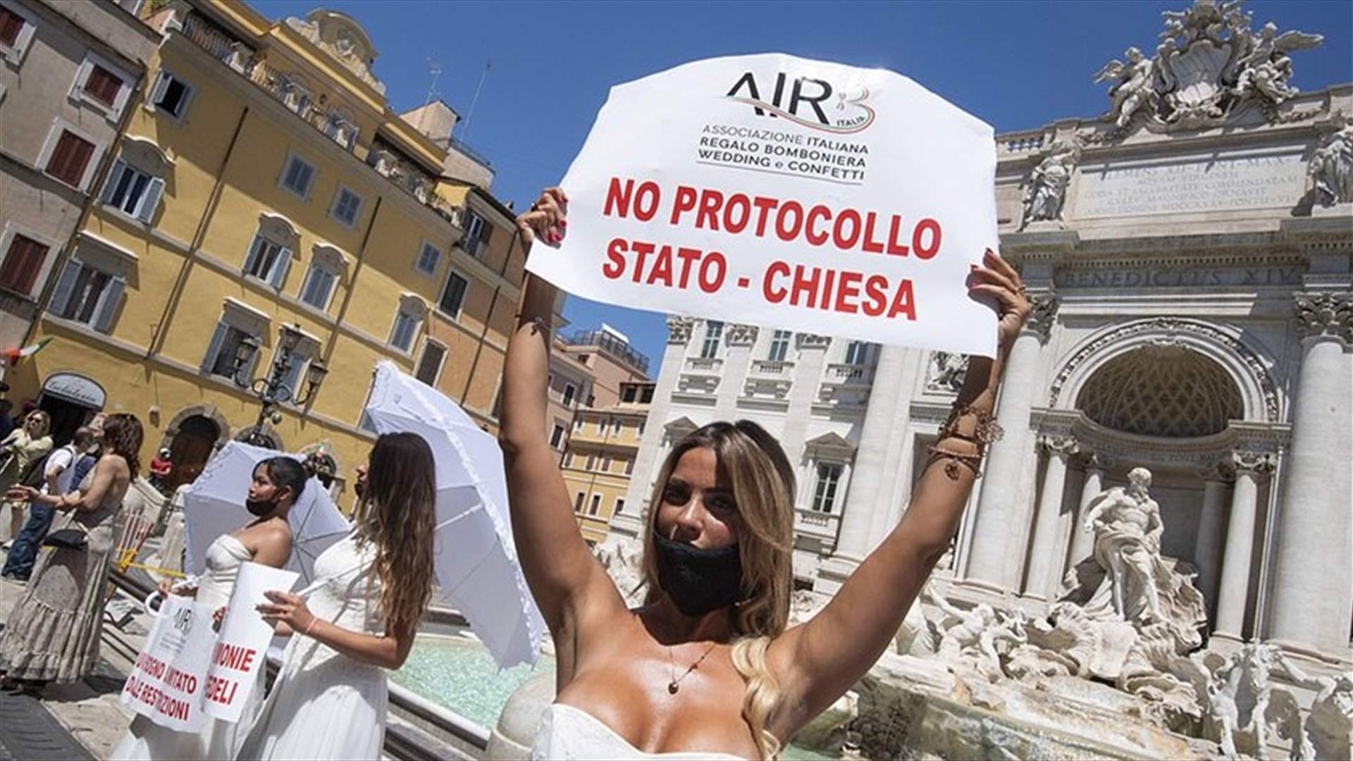 عرائس إيطاليا غاضبات... تظاهرن بفساتينهن احتجاجاً على تأجيل حفلات الزفاف (صور)