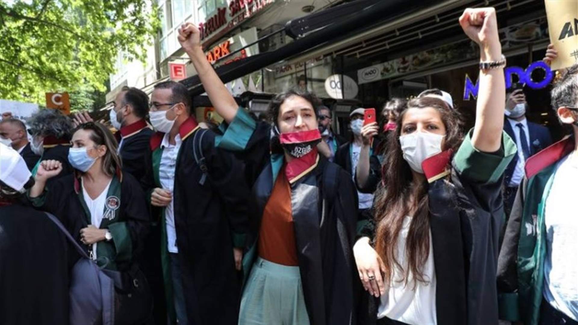 برلمان تركيا يقر قانوناً مثيرا للجدل لنقابات المحامين...