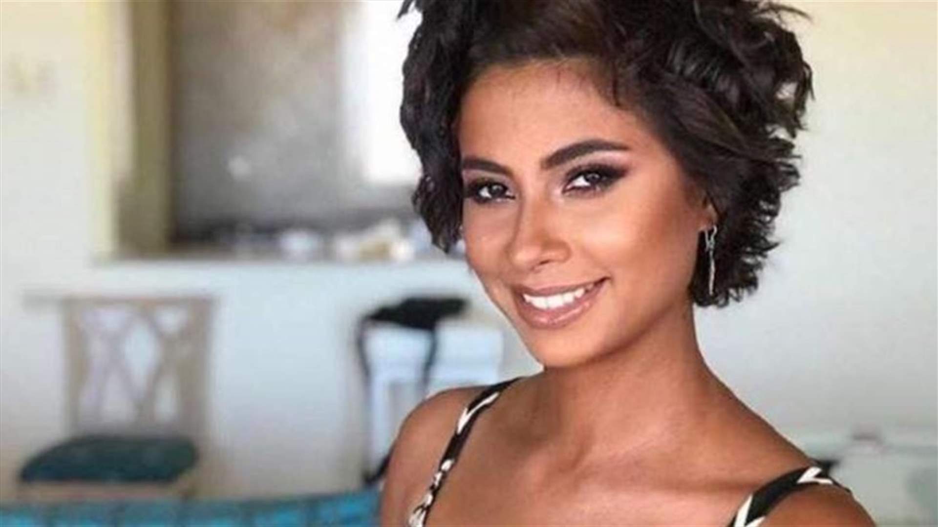 روبي تشعل إنستغرام بإطلالة جريئة.. قميص شفاف فوق البيكيني