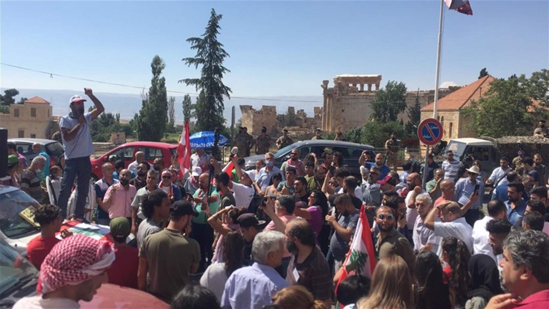 اعتصام في ساحة المطران في بعلبك (صور وفيديو)