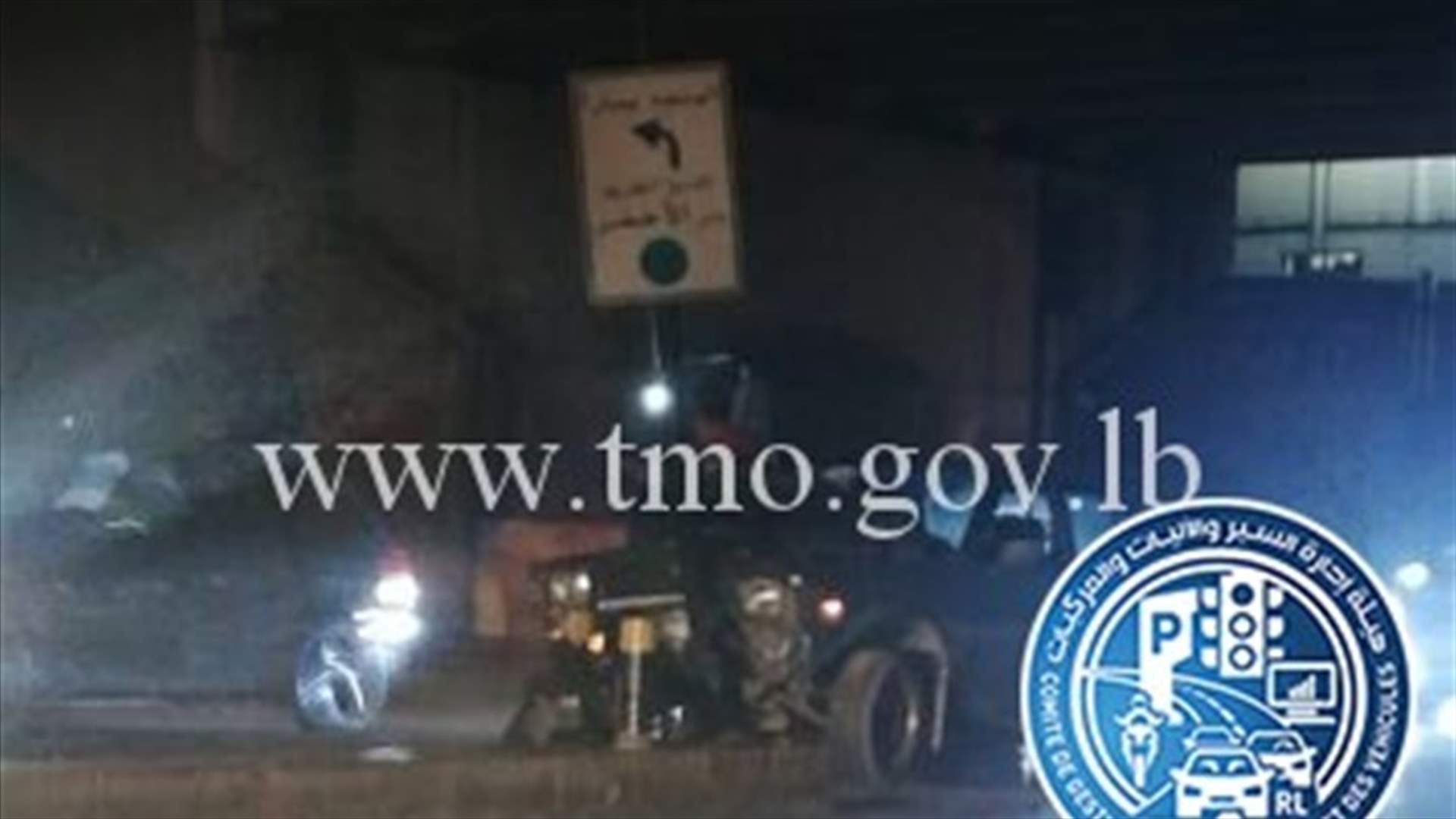 اصطدام سيارة باشارة ضوئية تحت جسر الصفير