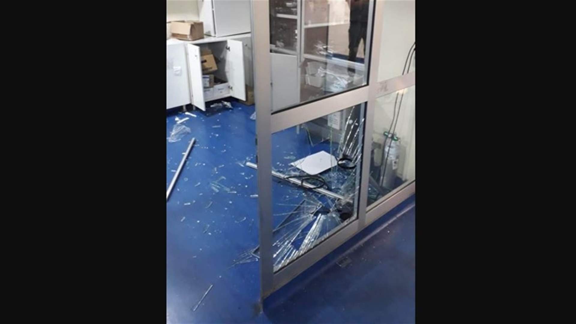 تحطيم زجاج قسم الطوارئ في مستشفى طرابلس بعد وفاة طفل فيه (صور وفيديوهات)