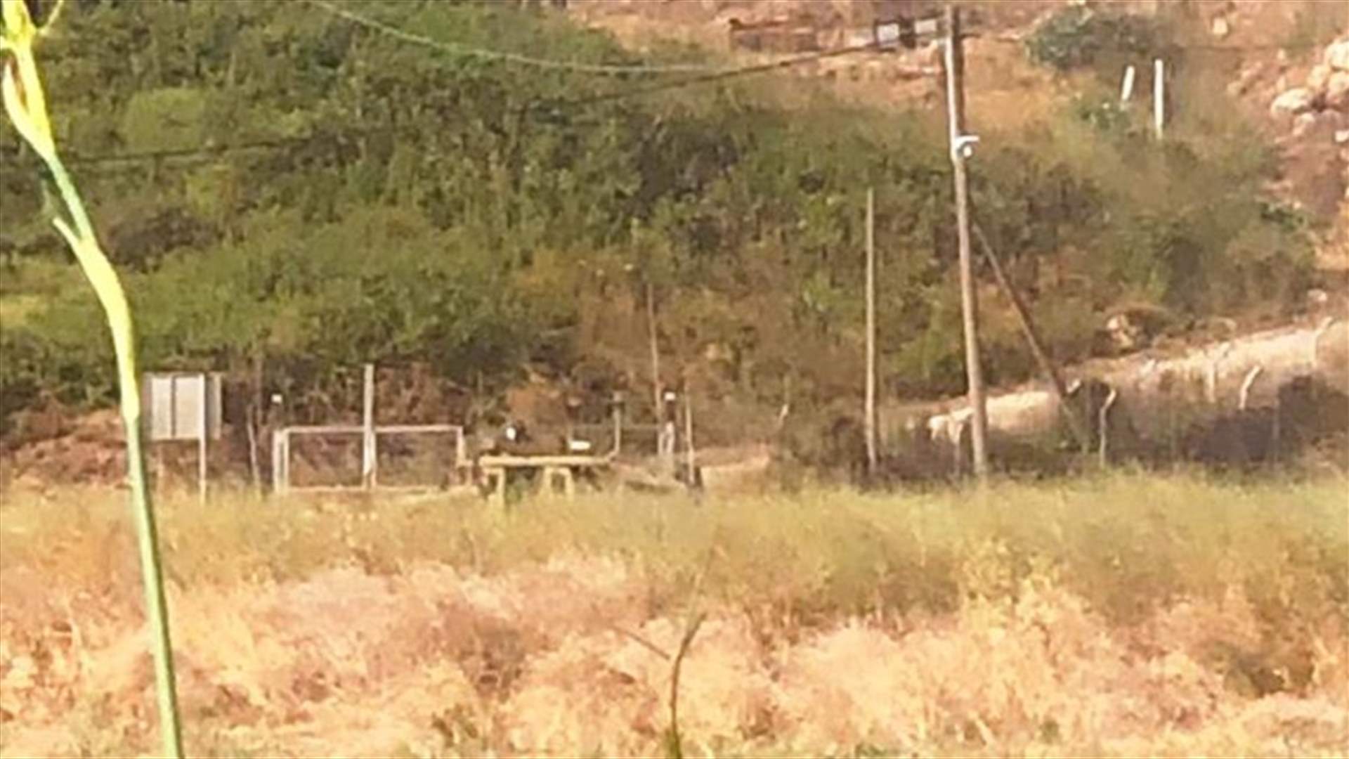 دورية للجيش الإسرائيلي عند الشريط التقني ورفع سواتر ترابية قبالة متنزهات الوزاني