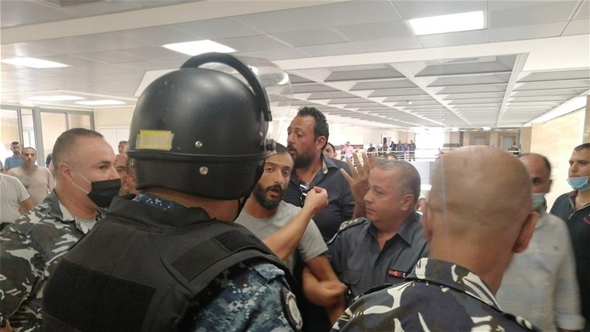 ناشط حاول رمي نفسه داخل قصر العدل في طرابلس