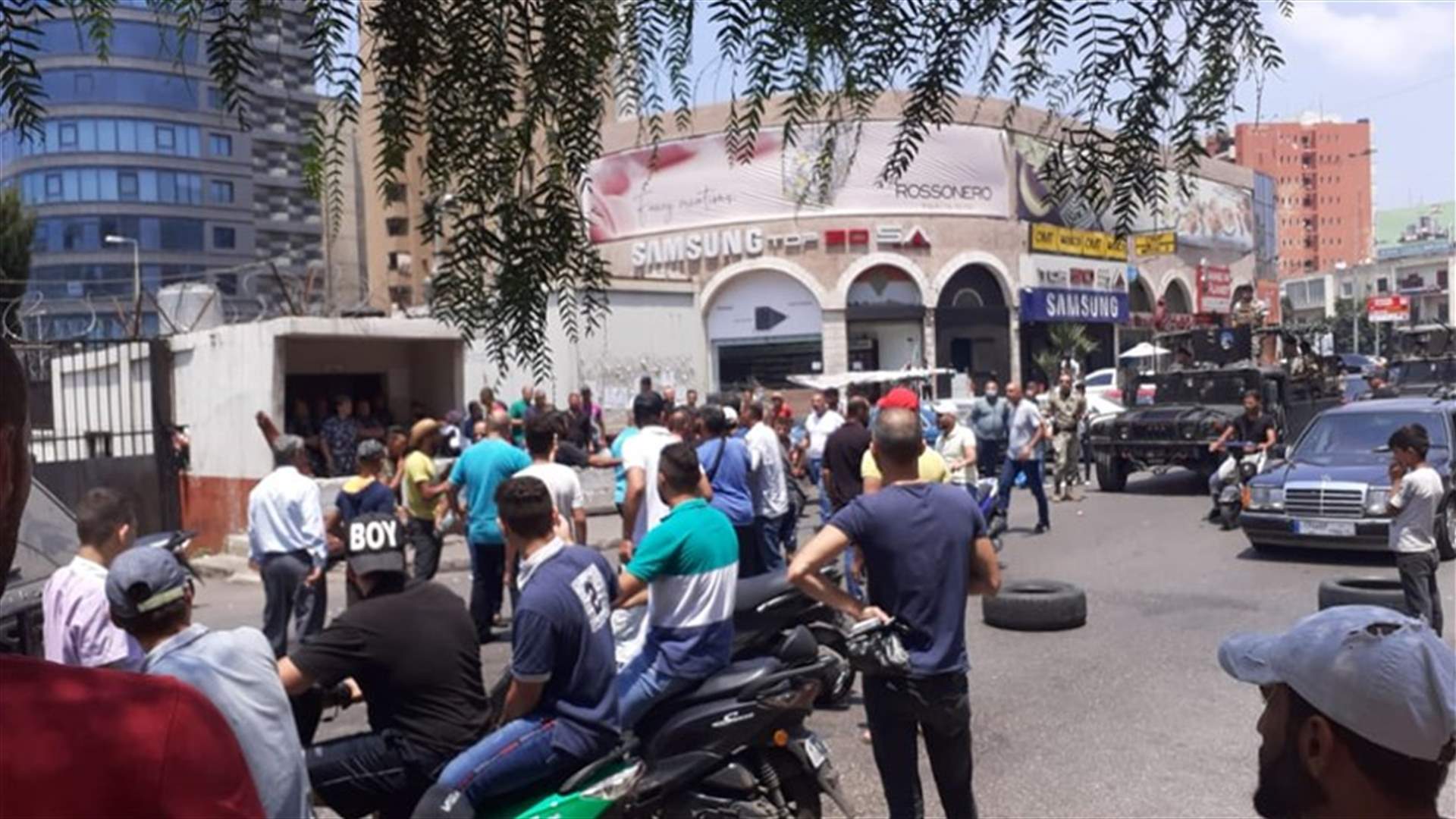 محتجون قطعوا طريق ساحة النور في طرابلس تضامنا مع ناشط