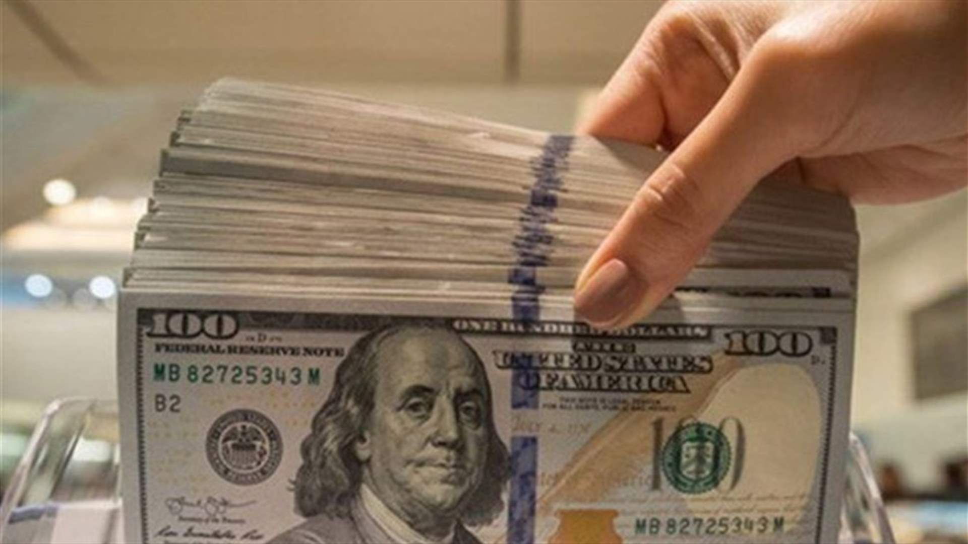 موقوفون لتداولهم الدولار بأسعار أعلى من السعر المحدد
