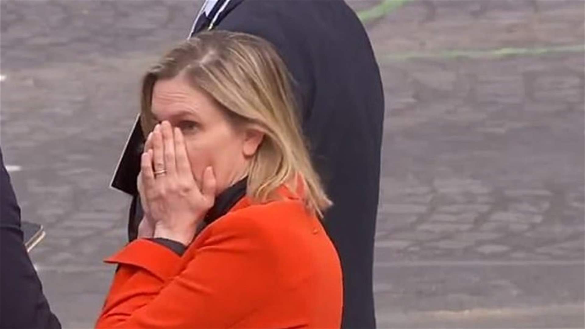 وزيرة فرنسية تتعرّض لموقف حرج بسبب الكمامة... والكاميرات ترصد ردّ فعلها الطريف (فيديو)