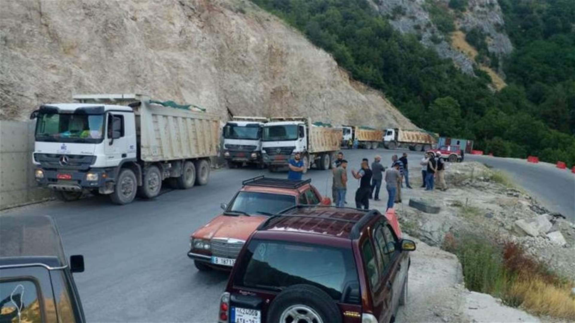 أهالي تنورين أقفلوا الطريق وشاحنات الشركة المتعهدة تنفيذ سد بلعا عادت أدراجها (صوَر)