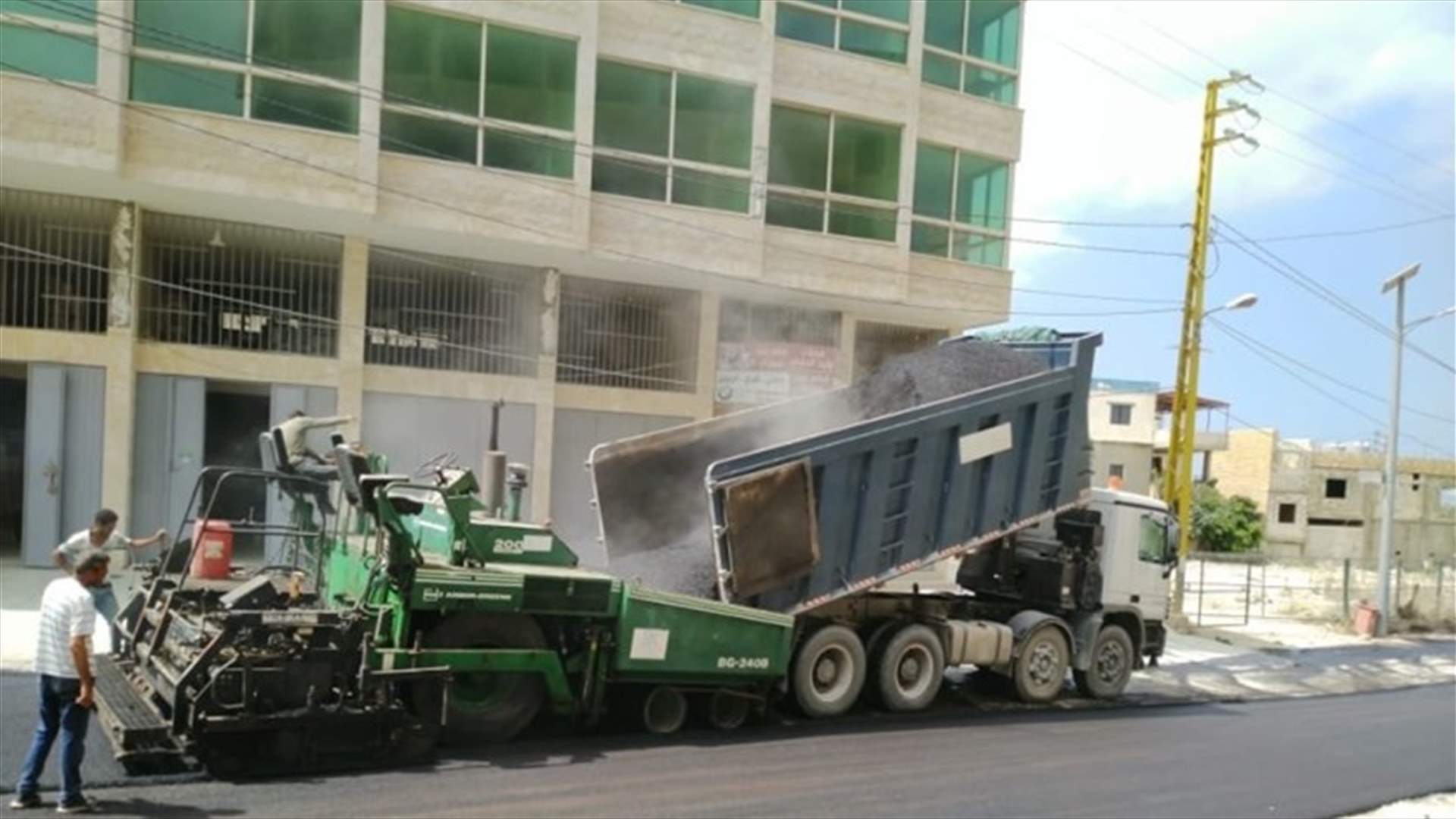 البدء بتزفيت طريق البزار في حلبا