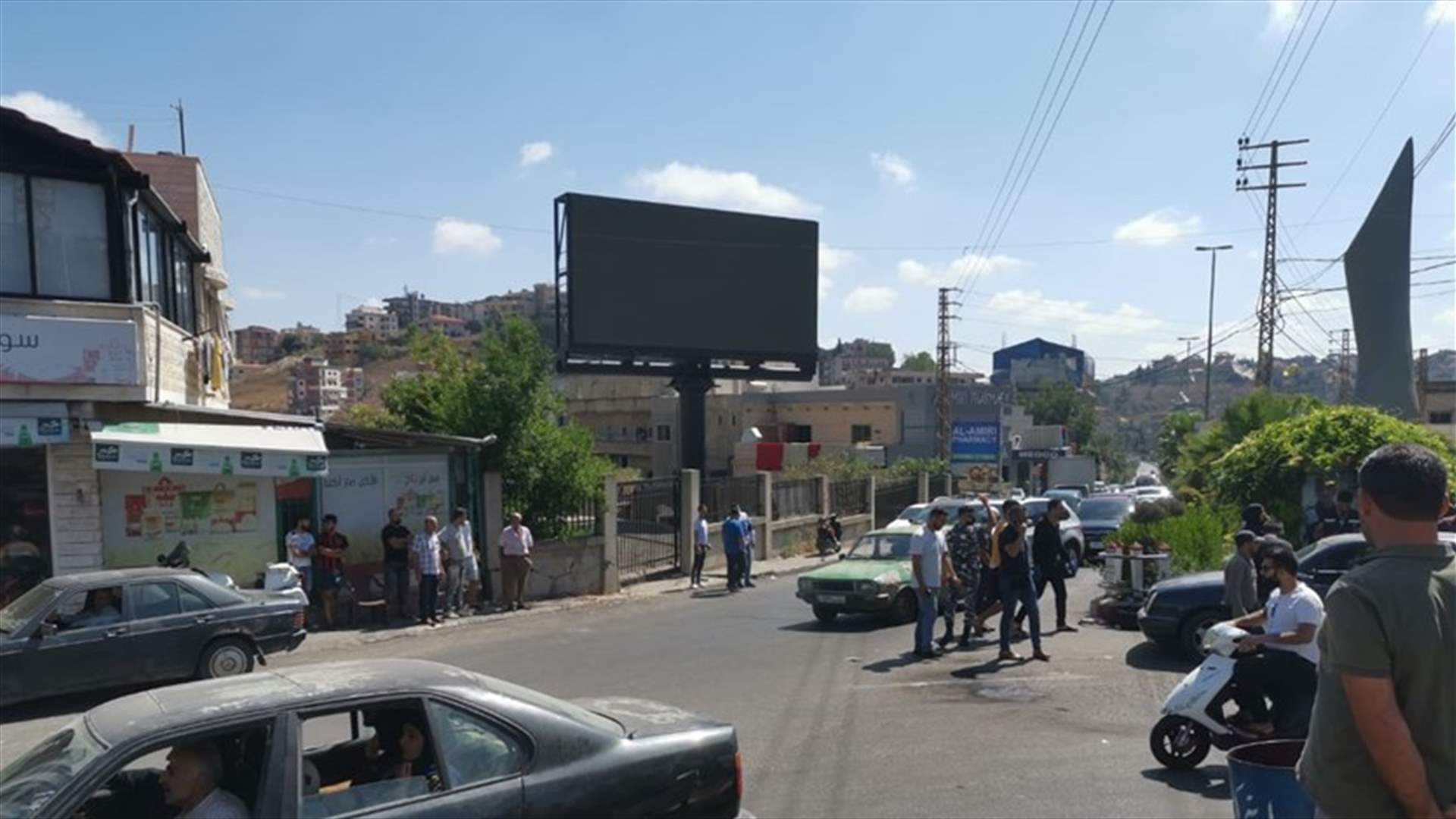 فتح دوار كفررمان بعدما أقفله محتجون على رفض مستشفيين استقبال مشتبه بإصابته بكورونا!