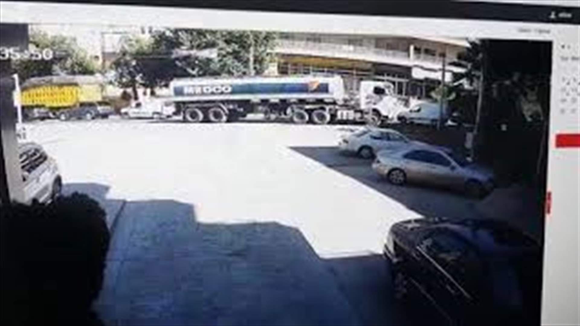 لحظة انزلاق الشاحنة قبل اجتياحها سيارات عند مفرق قب الياس (فيديو)