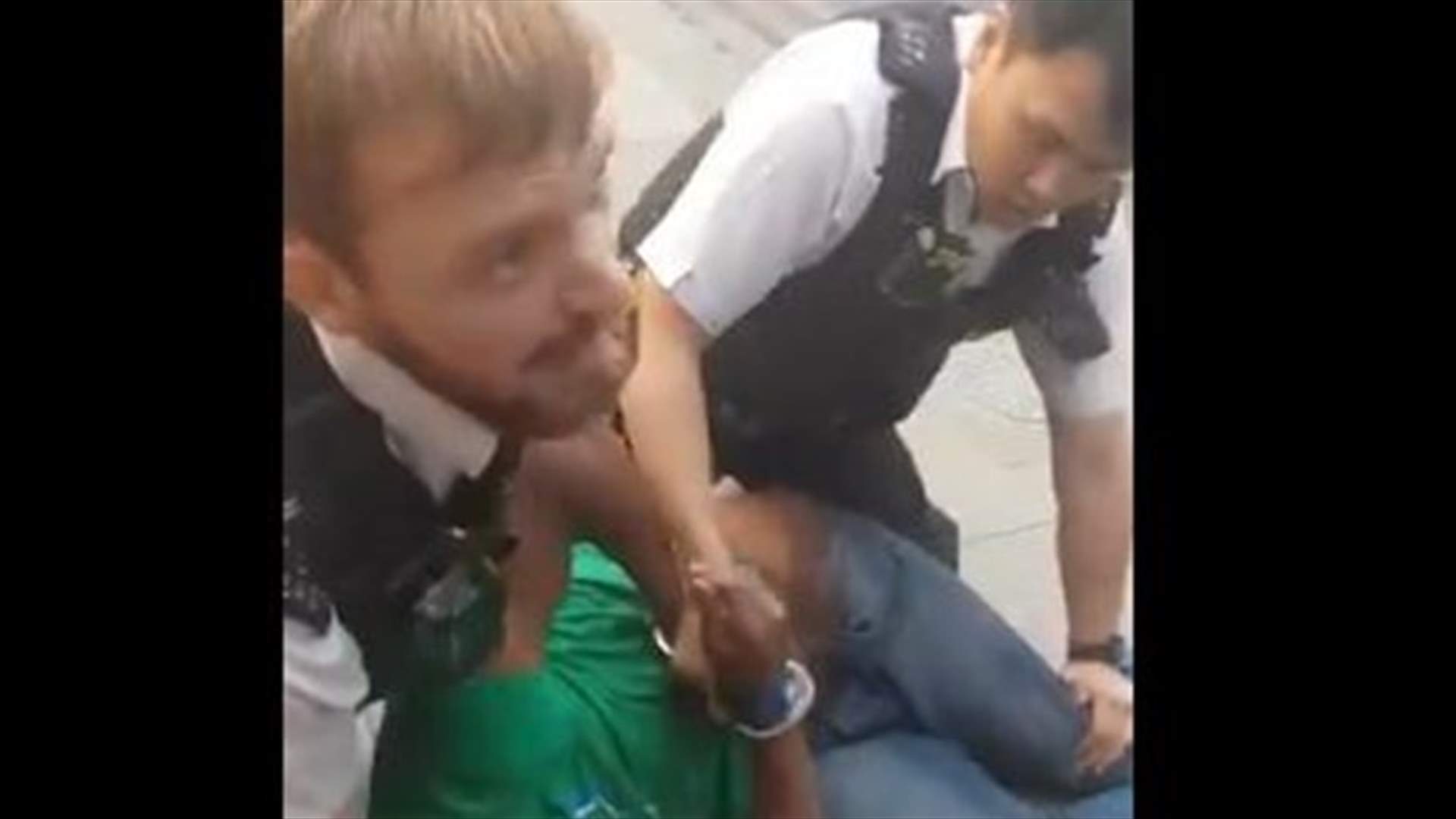 حادثة في بريطانيا تذكر بما حدث مع جورج فلويد... توقيف شرطي عن العمل بعد أن جثا على عنق مشتبه به  (فيديو)