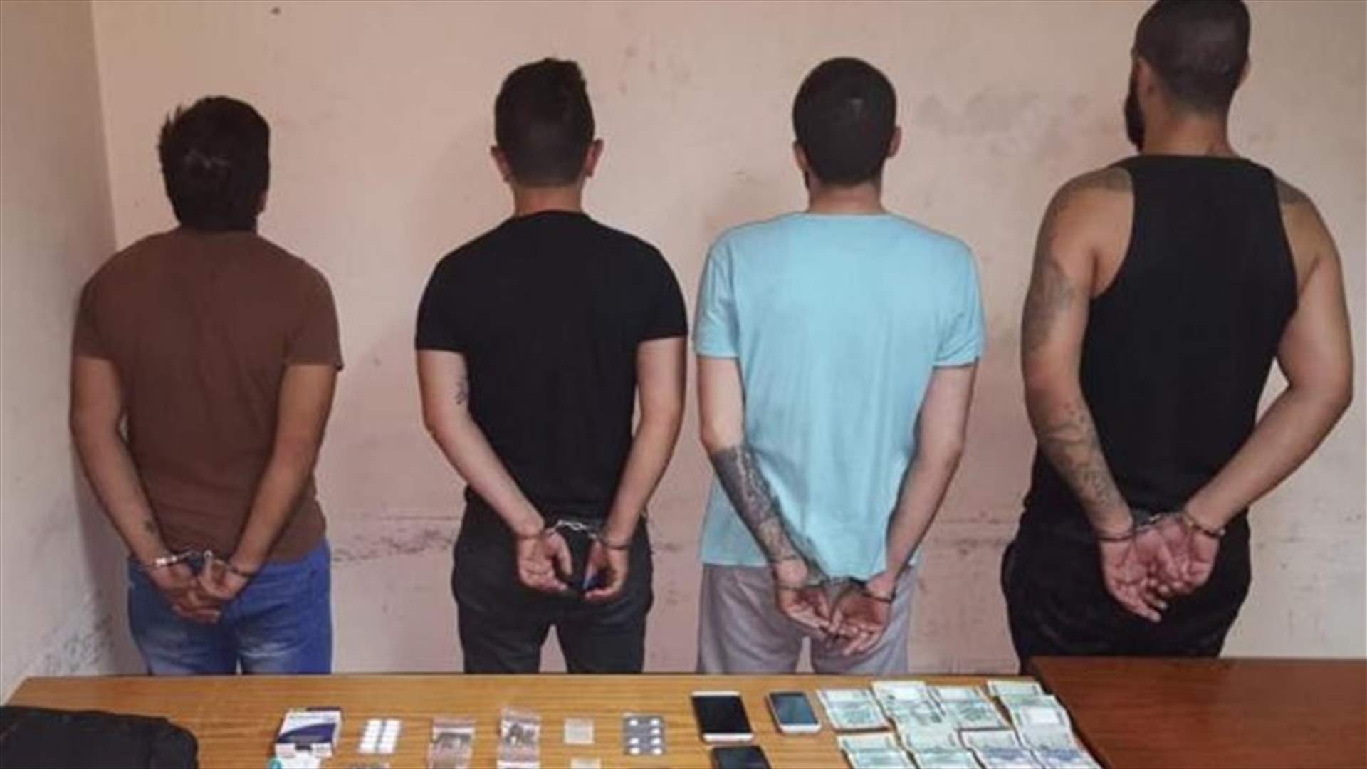 يمتهنان ترويج المخدرات والسرقة... وَقعا في قبضة المعلومات مع اثنين من زبائنهما (صورة)