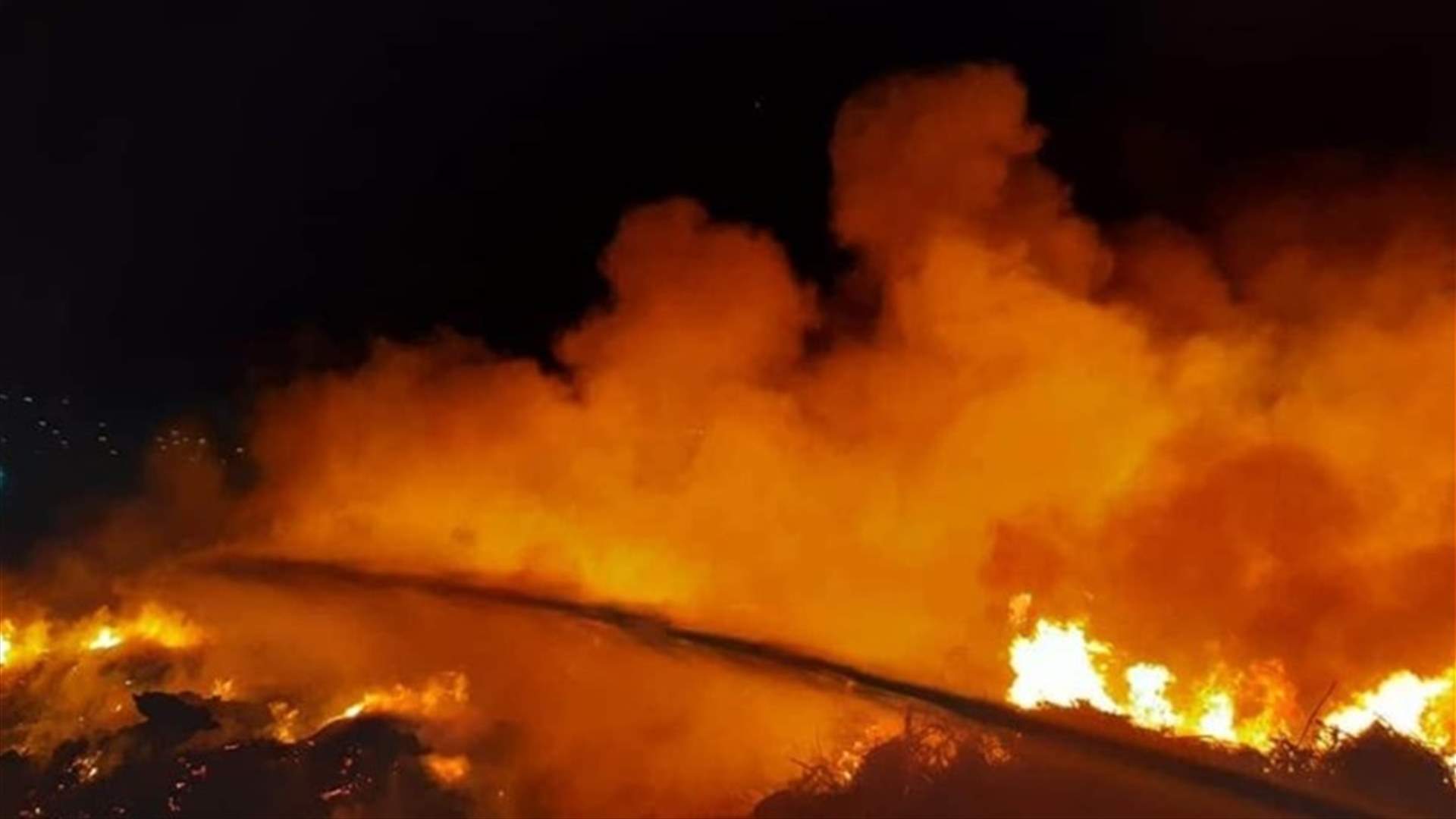 محاصرة نيران الحريق الكبير بالقرب من معمل النفايات في سينيق