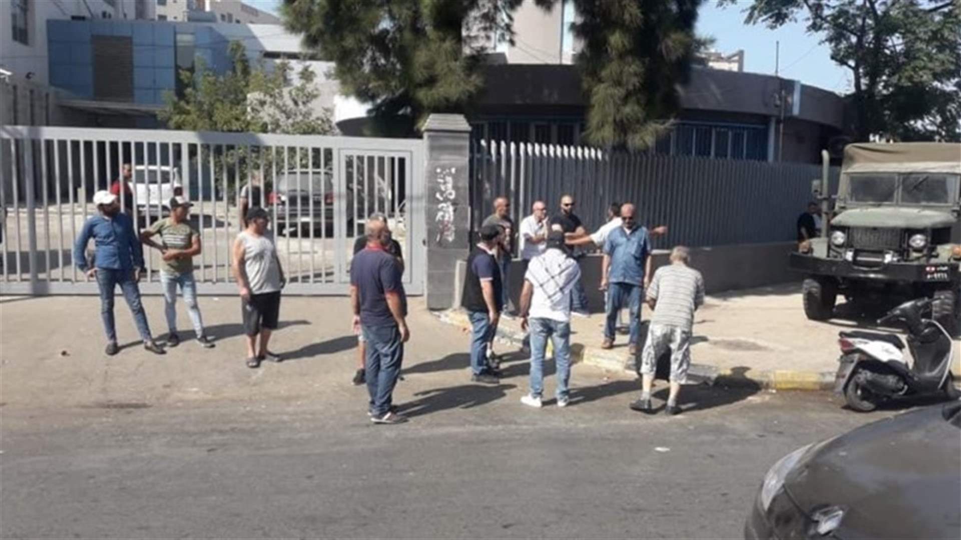 اعتصام في الميناء احتجاجا على قطع خطوط الهاتف: لمحاسبة الفاسدين واسترداد الاموال المنهوبة