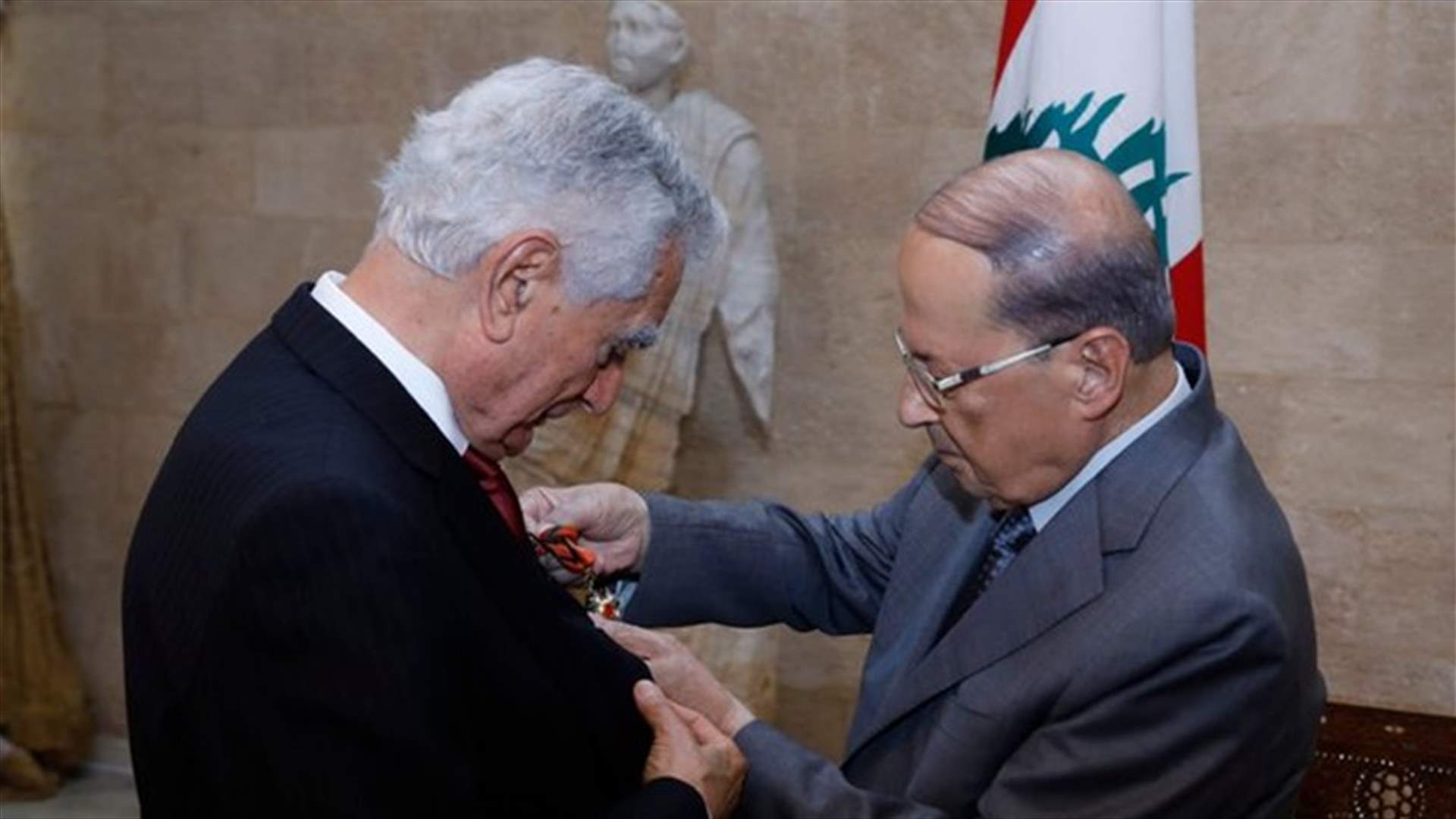 عون منح جبرا وسام الأرز الوطني من رتبة ضابط