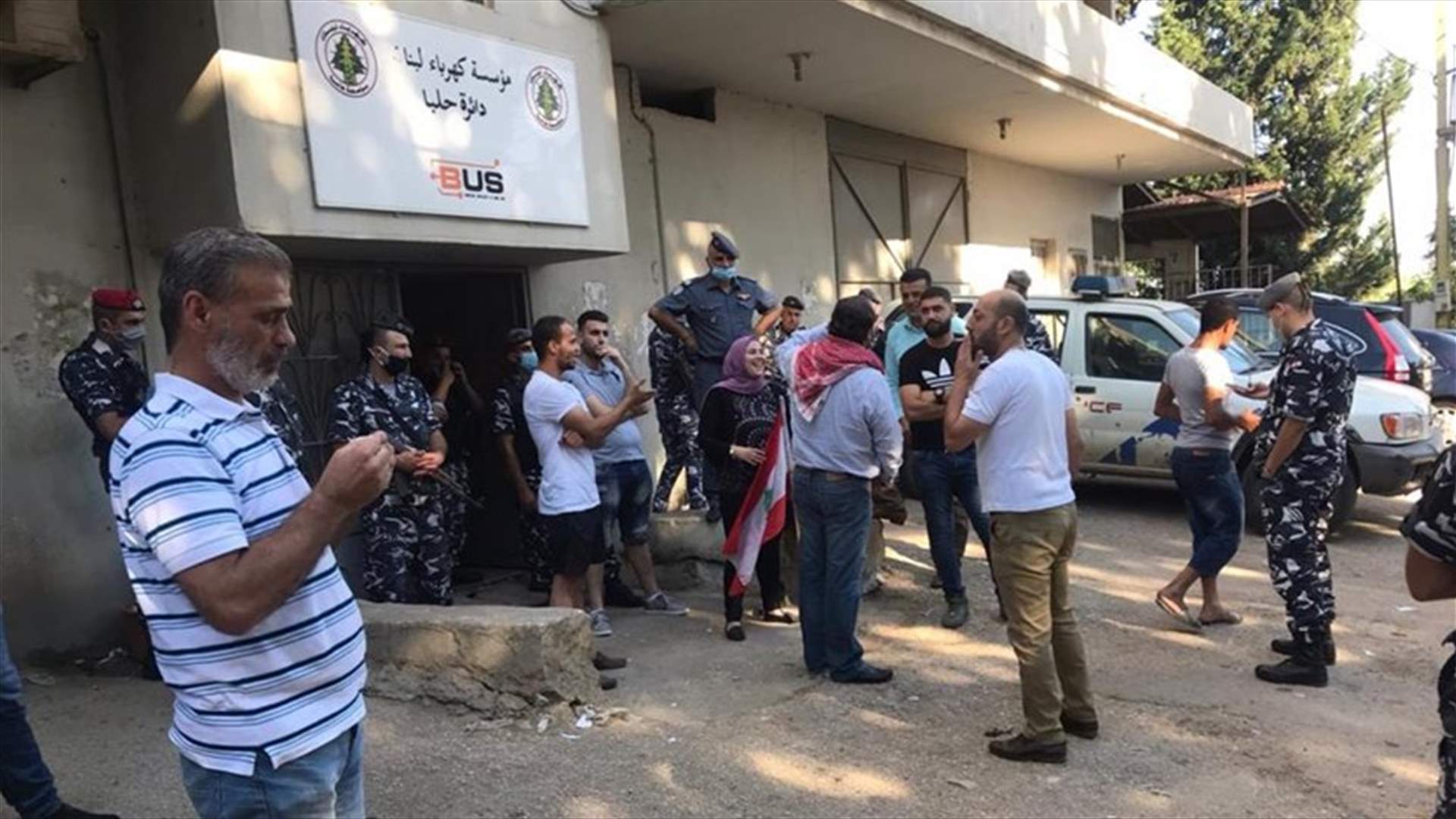 محتجون أقفلوا مؤسسة كهرباء حلبا احتجاجا على التقنين