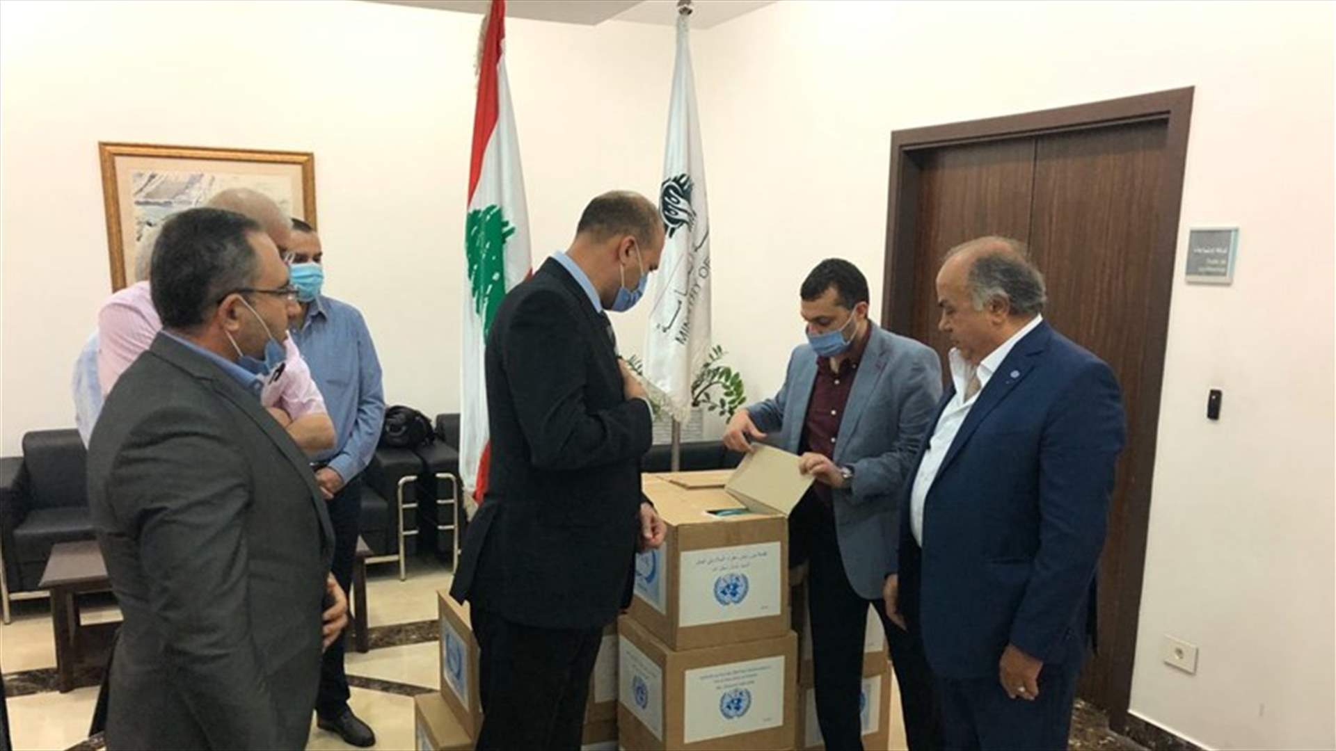 وزير الصحة تسلم هبة من الكمامات...