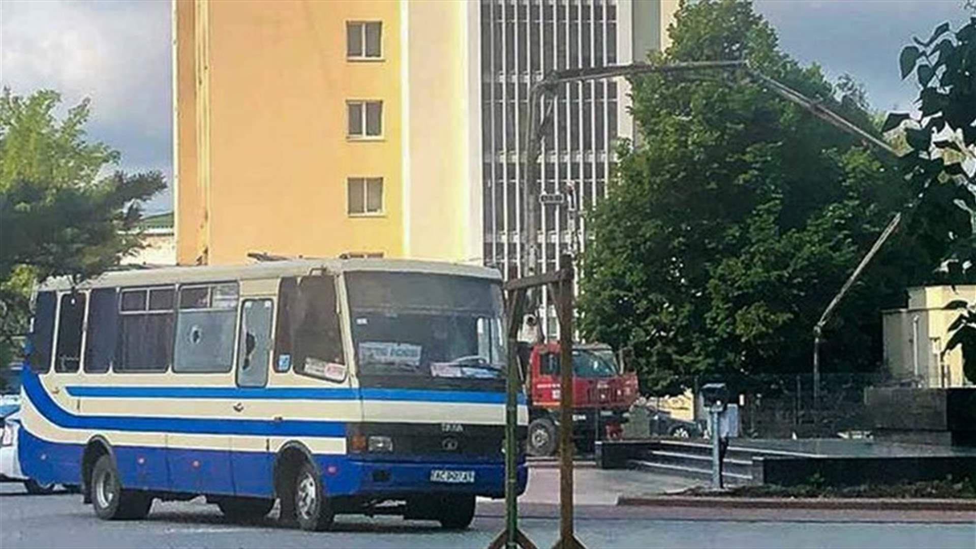 مسلح يحتجز حوالى عشرين راكبا رهائن في حافلة في أوكرانيا.... اليكم التفاصيل (فيديو)