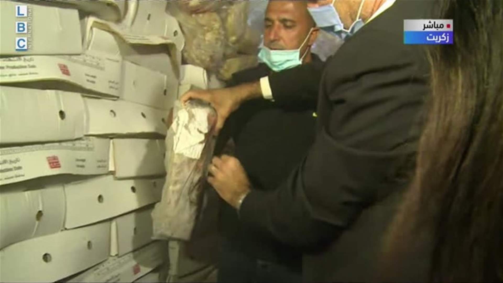 Minister of Health, accompanied by security forces, raid a warehouse with expired meat