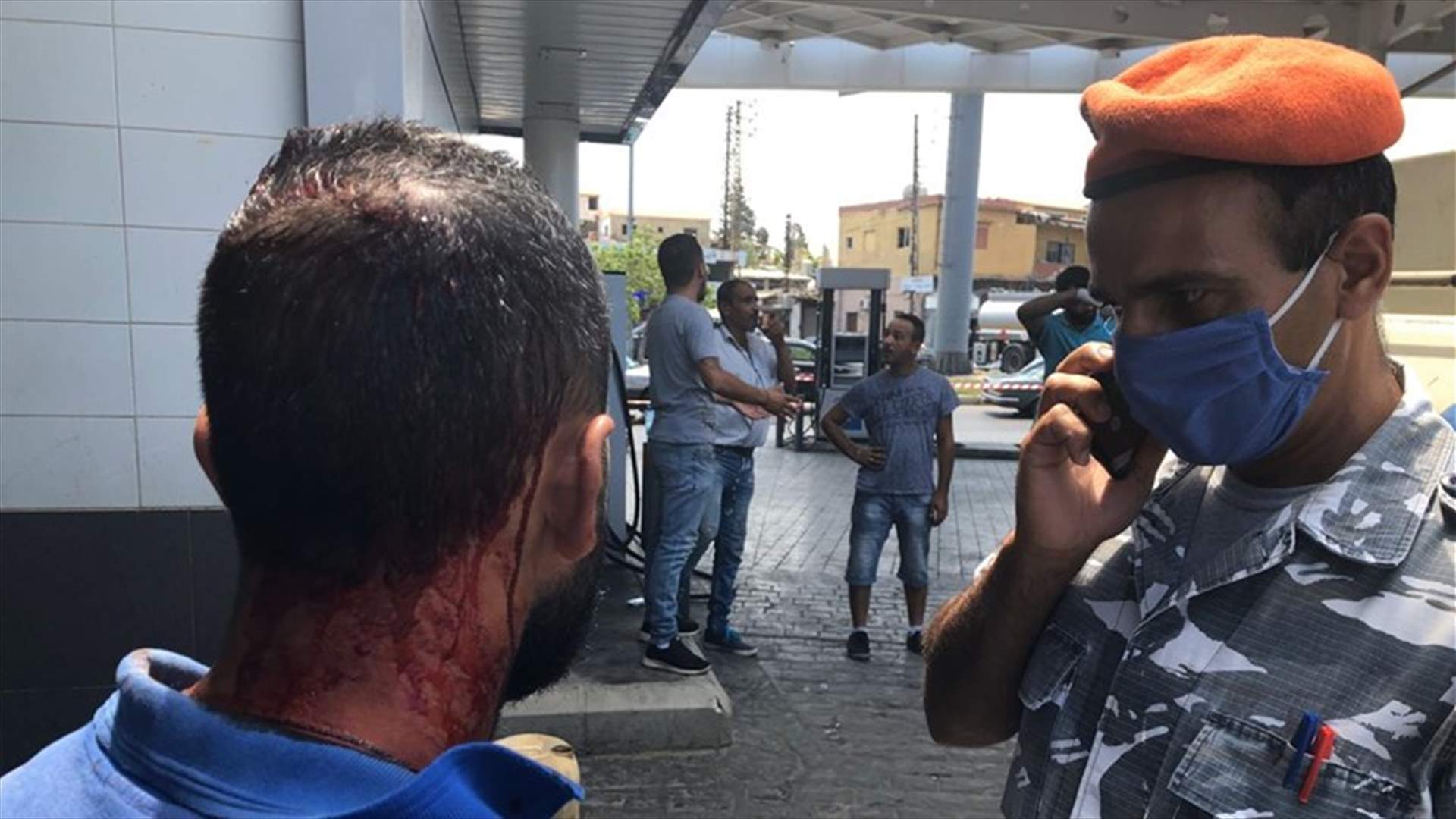 اعتداء بالضرب على عامل في محطة محروقات بصور... هذا ما حصل! (فيديو وصوَر)