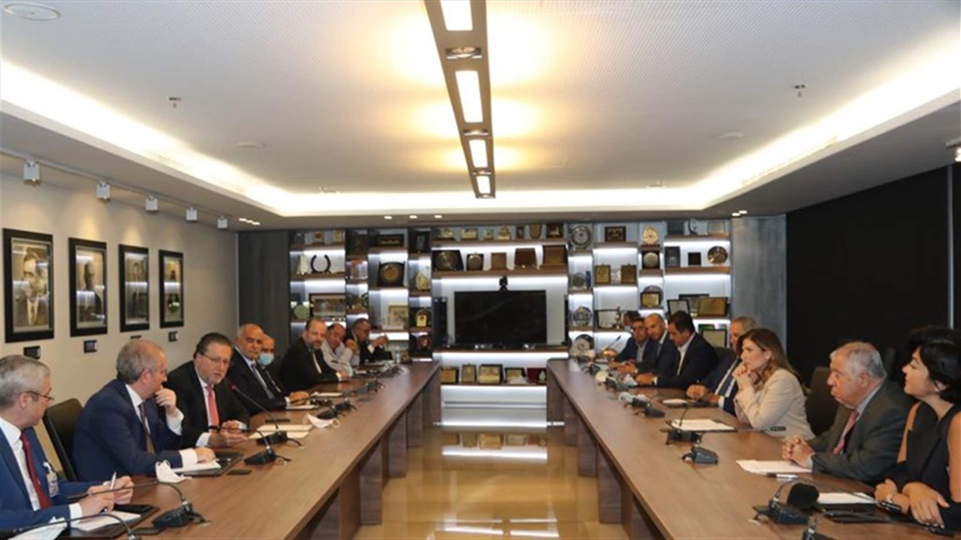 اجتماع بين وزيرة العمل والهيئات الاقتصادية: لإعلان حالة طوارئ إقتصادية