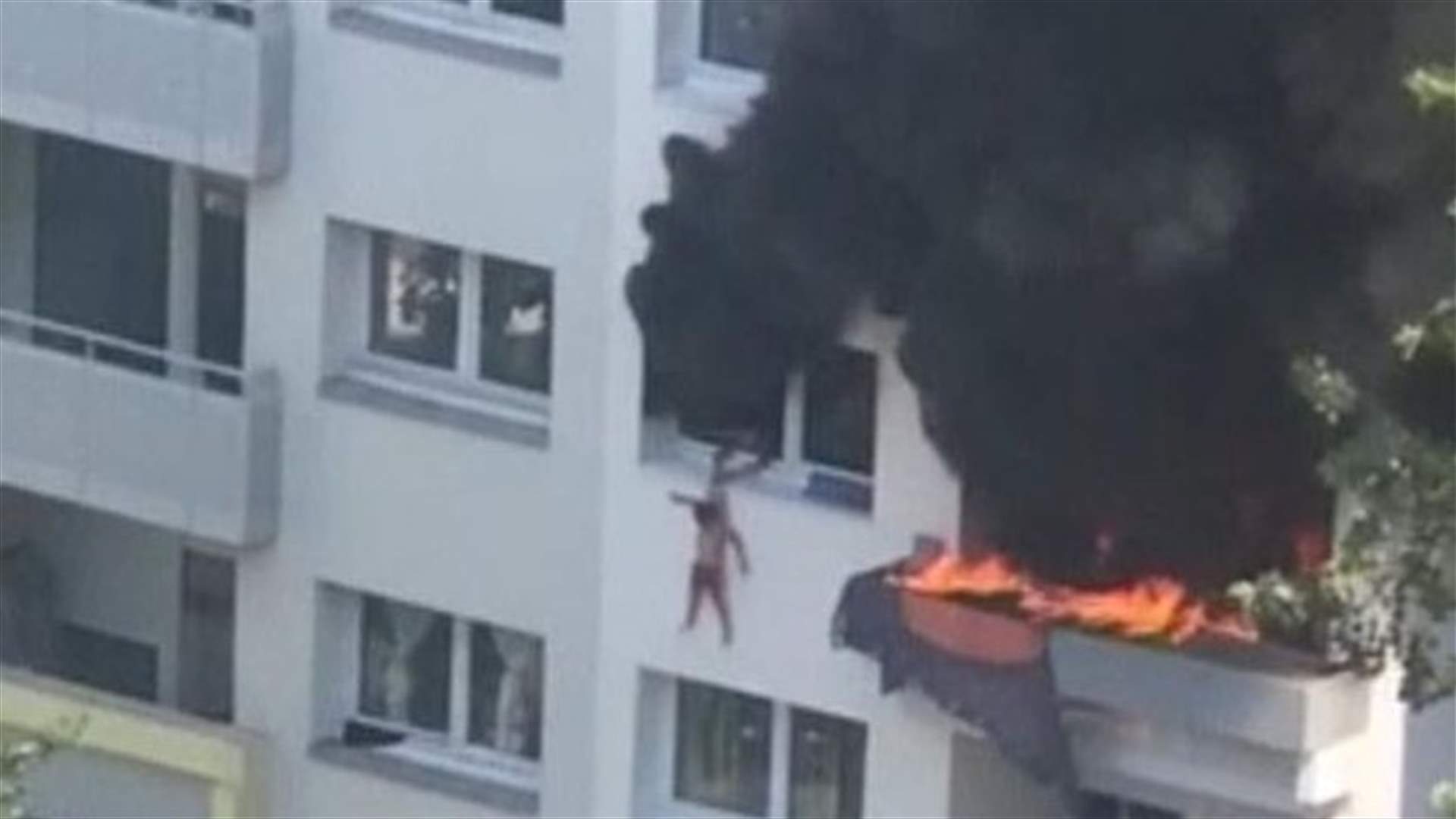 طفلان ينجوان من النار بأعجوبة... وفيديو يرصد كيف قفزا من النافذة (فيديو)
