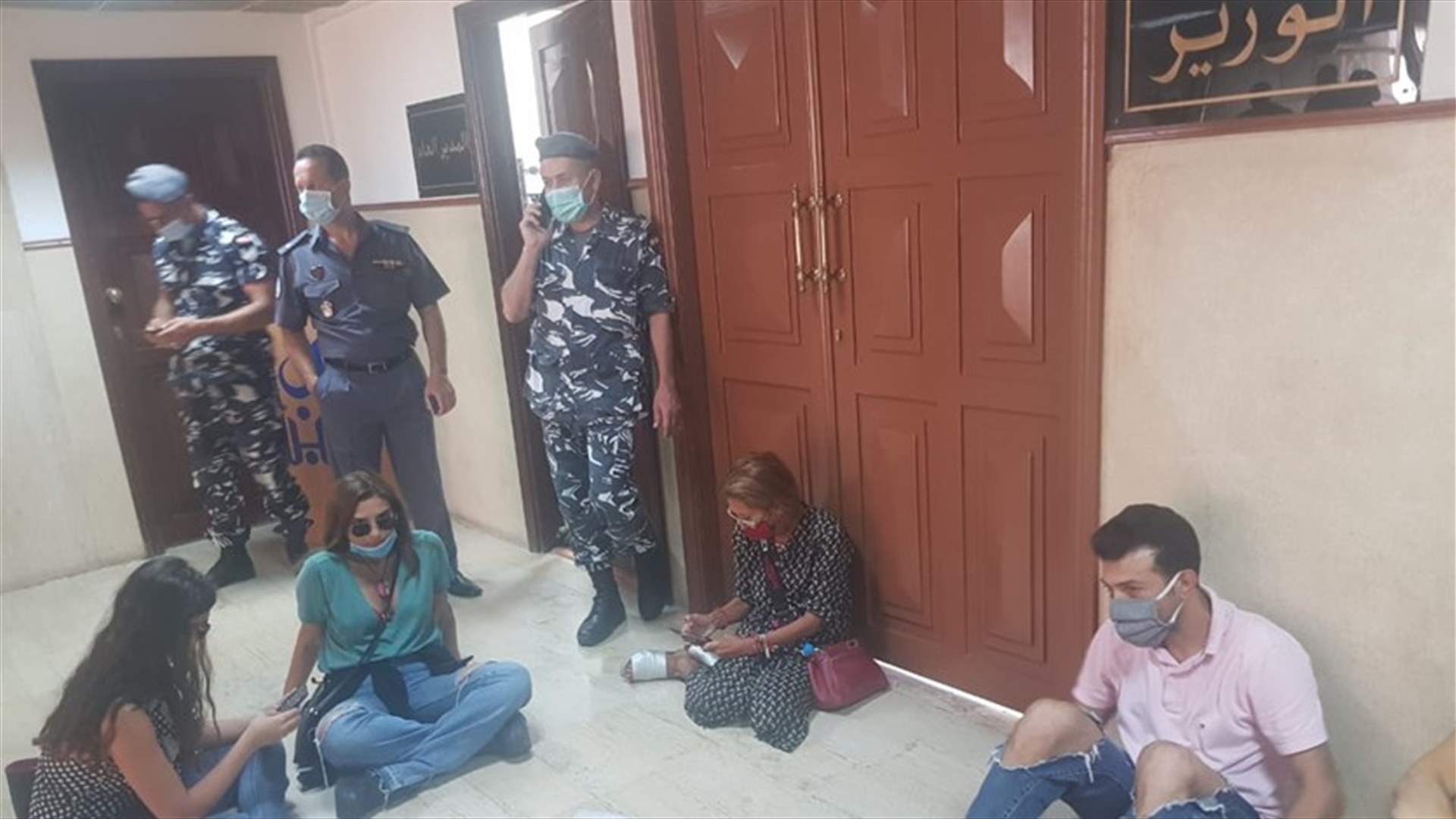 دخول عدد من المحتجين الى وزارة السياحة: "نريد مقابلة الوزير المشرفية" (فيديو)