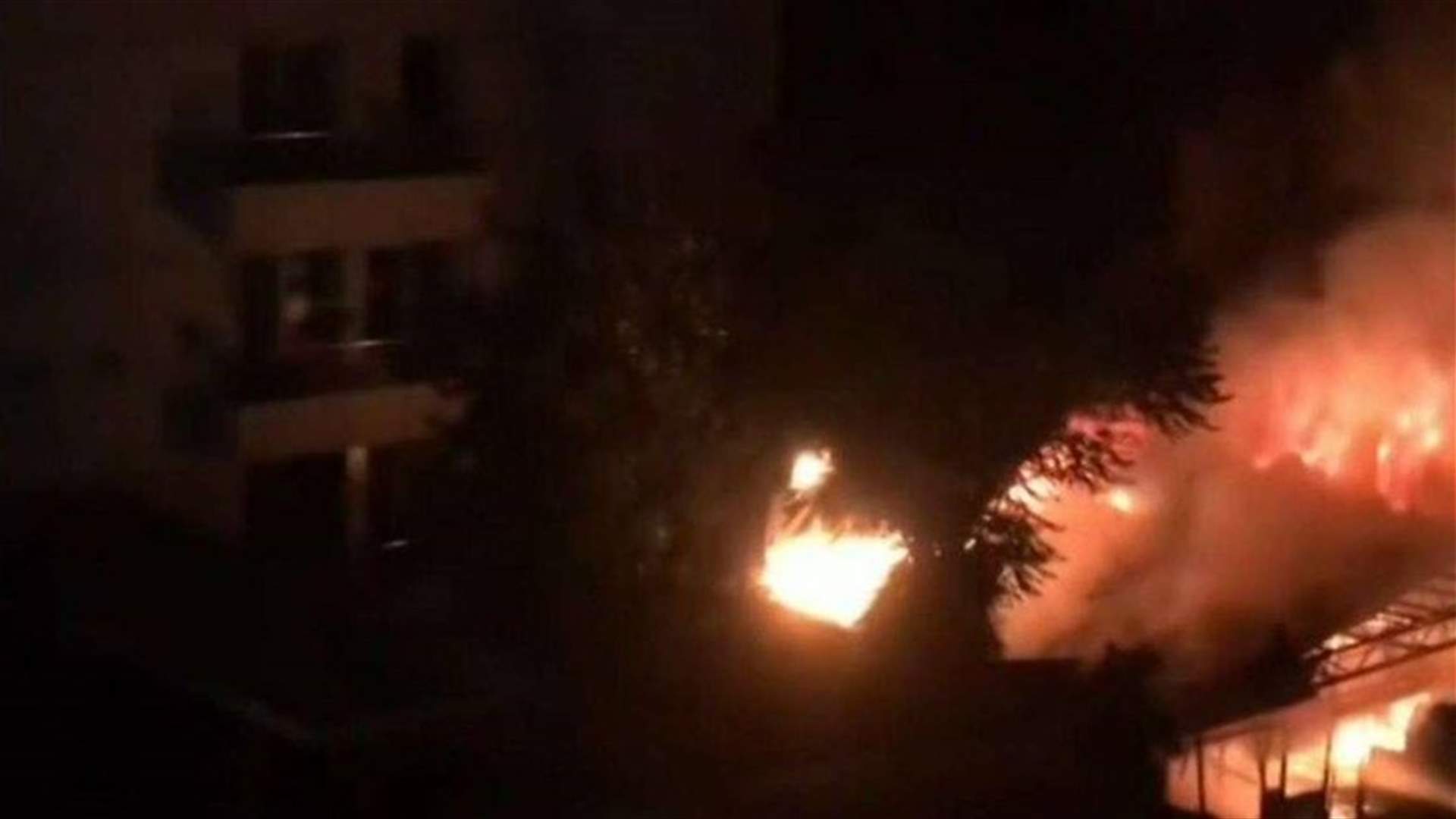 إخماد حريق قرب مجمع سكني عسكري بطهران