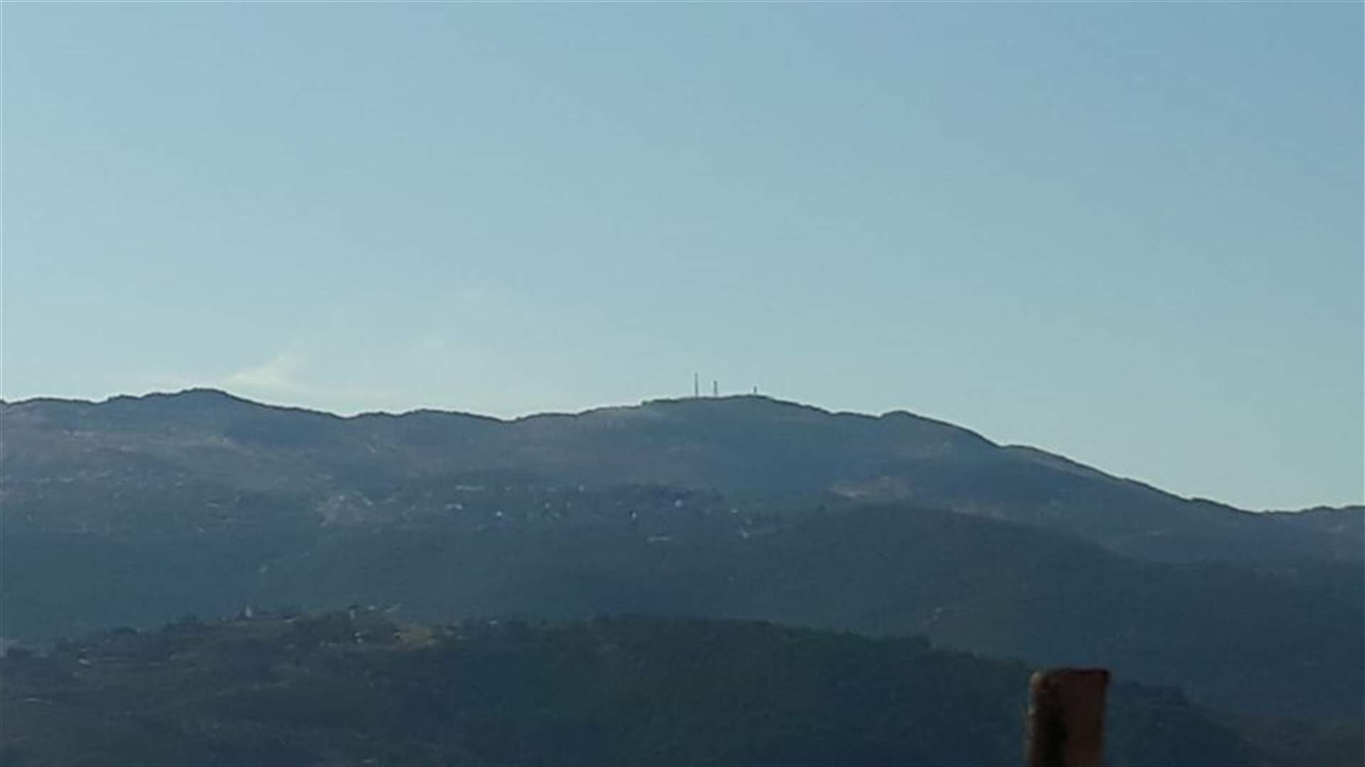 الجيش الإسرائيلي يطلق عدد من القذائف الدخانية حول مركز رويسات العلم فوق بلدة كفرشوبا (فيديو)