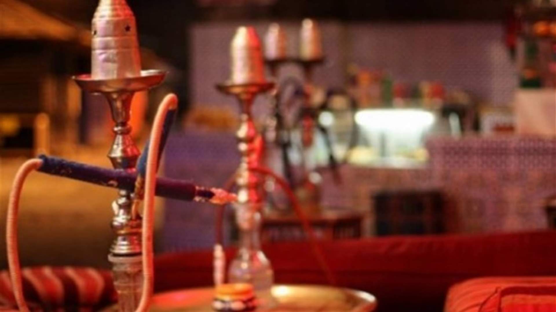 أشخاص يدخنون النرجيلة في مقهى... وقوى الأمن تتحرك