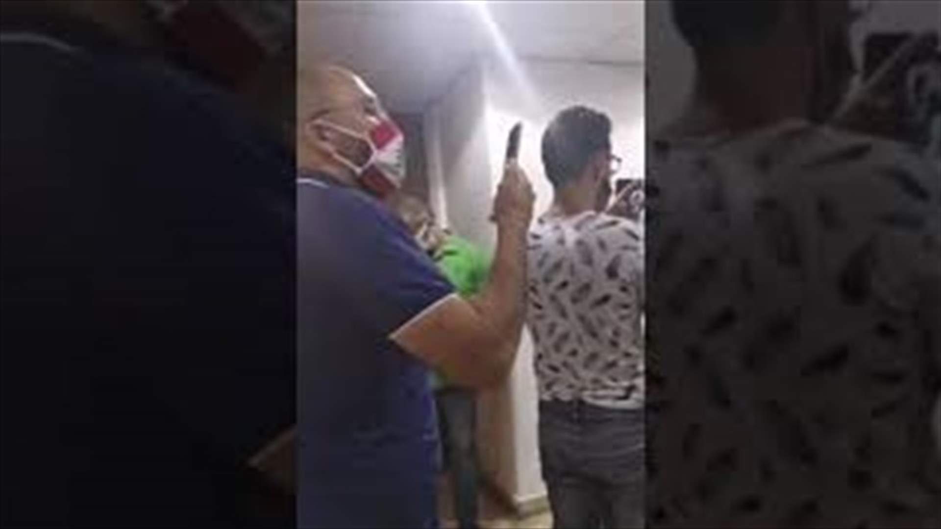 ناشطون في مبنى وزارة العمل يطالبون الوزيرة لميا يمين بالاستقالة (فيديو)