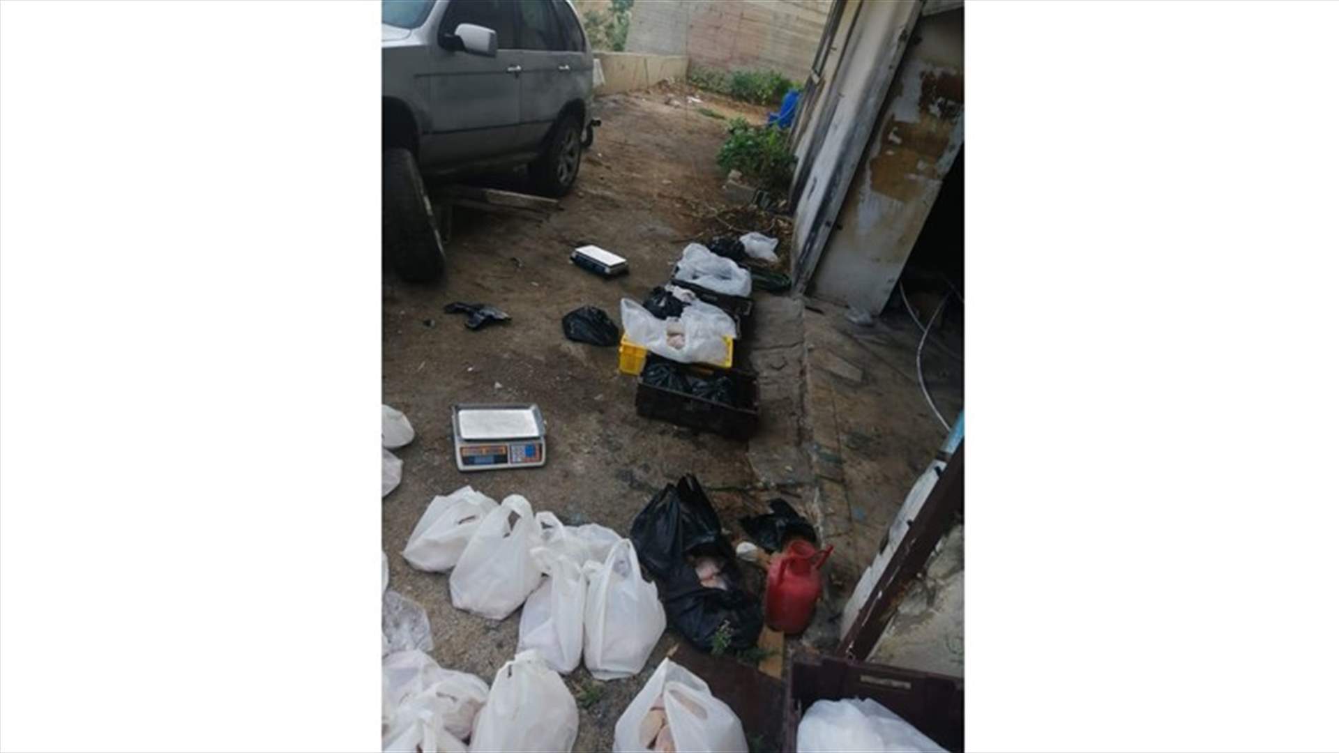 القوى الأمنية تلقي القبض على سوريين في اده جبيل... ماذا يفعلان بالدجاج؟ (صور وفيديو)