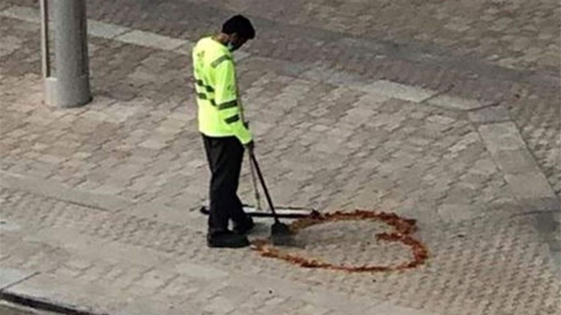 صورة لعامل نظافة يرسم قلباً من أوراق الشجر لزوجته تنتشر بسرعة هائلة... ما قصّتها؟ (صورة)