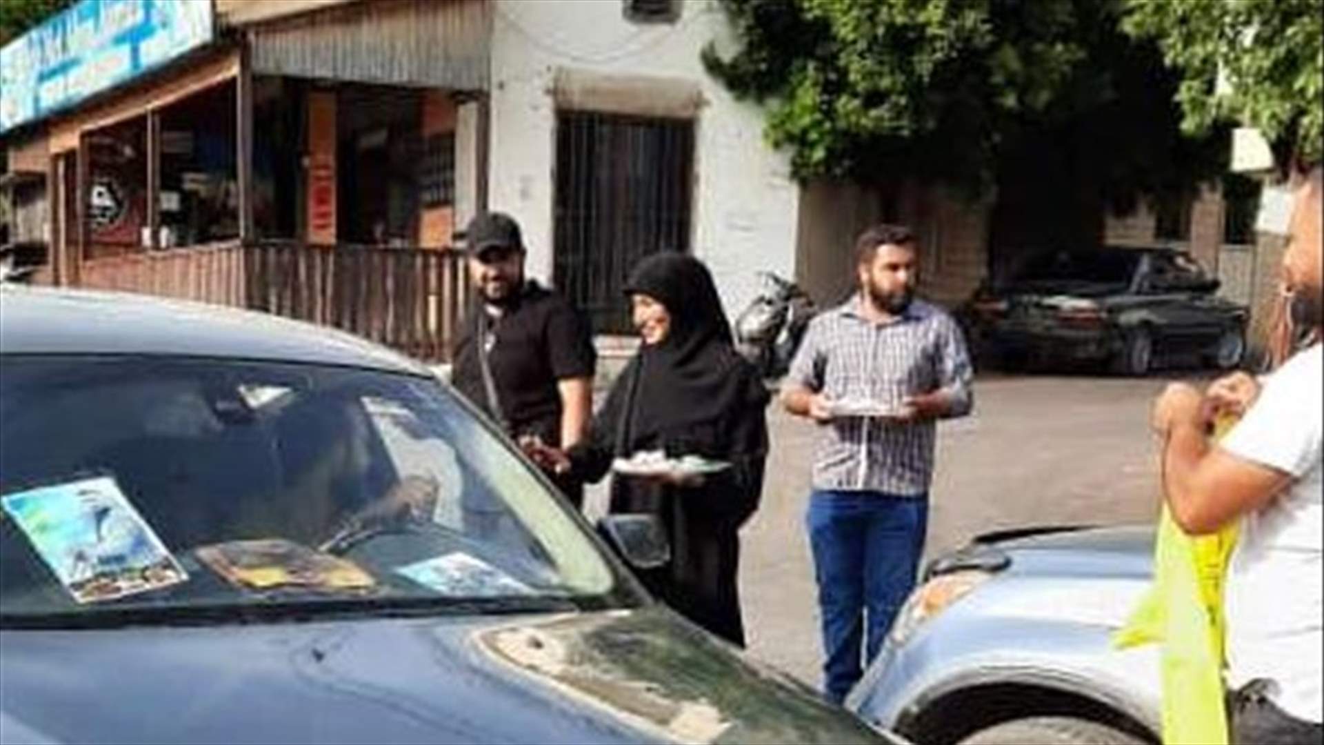 بعد الاحداث جنوبا... والدة العنصر في حزب الله علي كامل محسن توزع الحلوى (صور)
