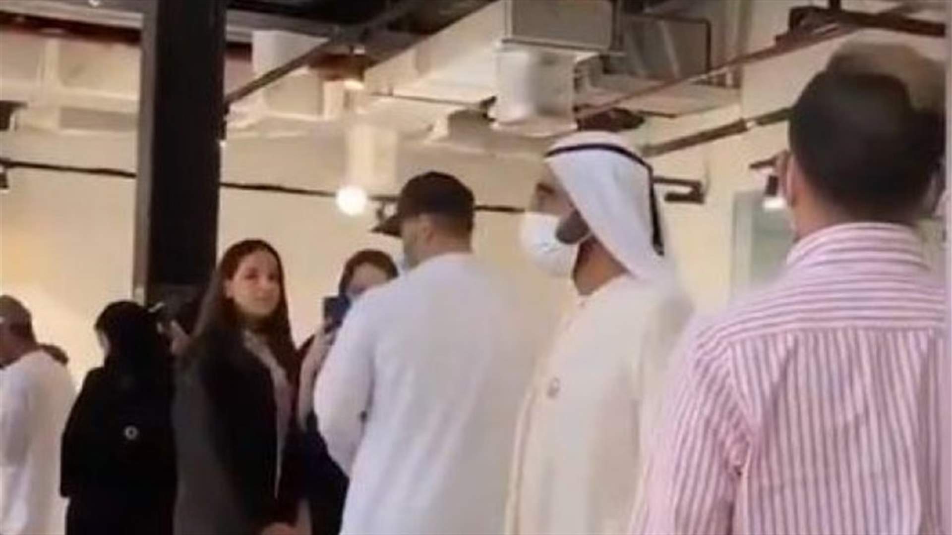 محمد بن راشد يفاجئ رواد مقهى في دبي... وهكذا تفاعل الحضور (فيديو)