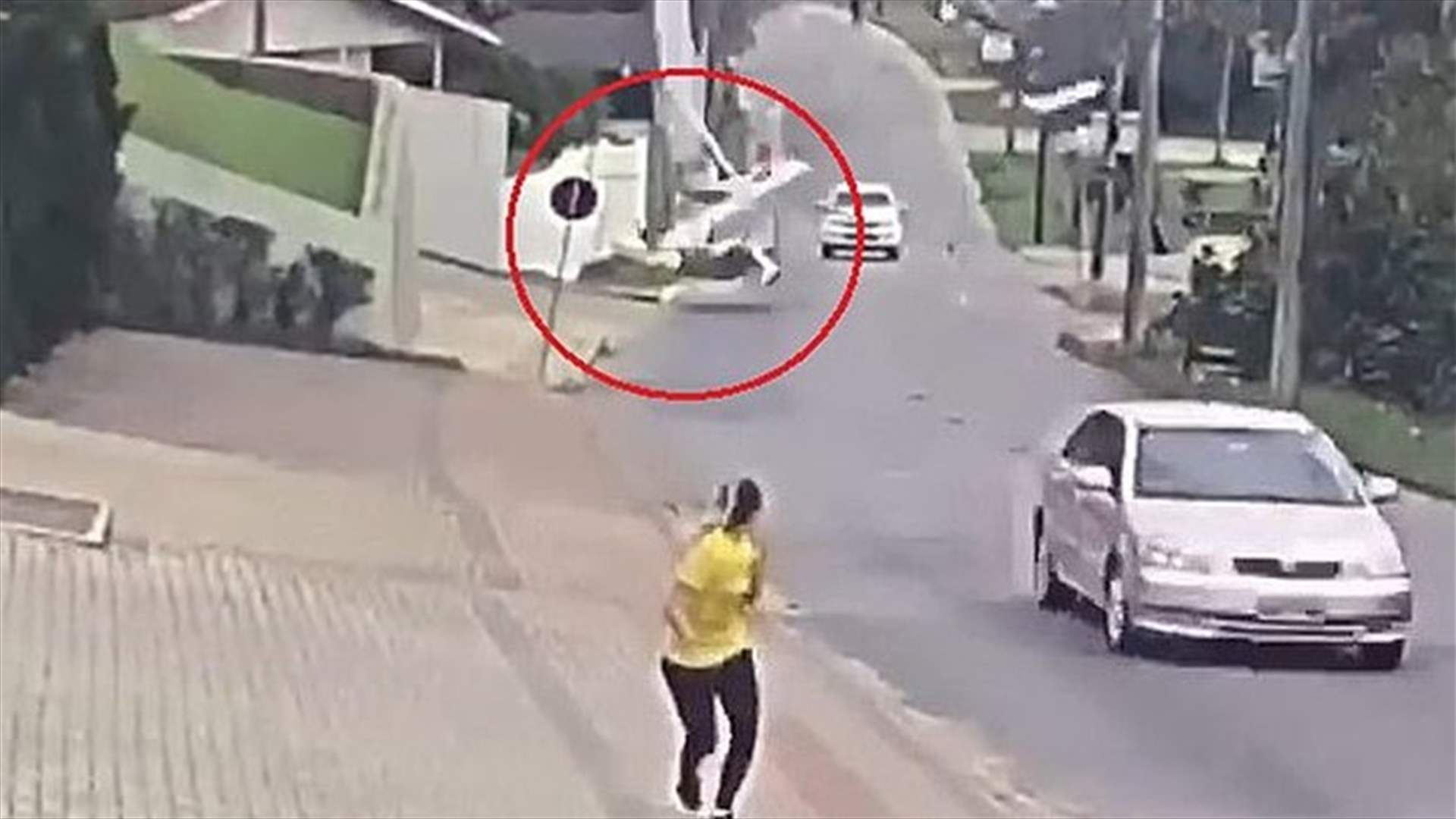 في فيديو مرعب... سقوط طائرة خلف شابة في شارع مليء بالسيارات (فيديو)